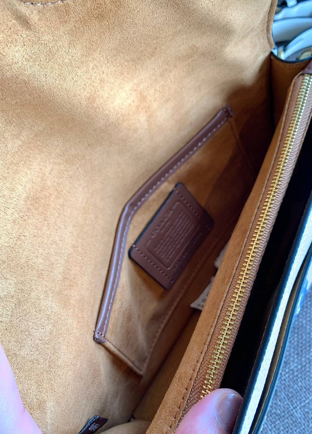 COACH TABBY SHOULDER BAG 26 ((73995)) 📣พร้อมส่งที่ไทยอีกครั้งค่ะ ห้ามพลาด ✔️กระเป๋าหิ้ว//คล้องไหล่//สะพายข้างได้ สุดคุ้ม! หนังแท้อย่างดี ลายหนังสวยนิ่มมือมากค่ะ ✔️ด้านหน้ามีอะไหล่แบรนด์ตัวใหญ่ อะไหล่ทองสวยโดดเด่น ✔️เปิดปิดกระเ