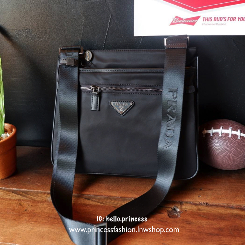 เอาใจหนุ่มๆ สำหรับ messenger bag เป็นผ้าไนล่อนนาโน ตัวกระเป๋าขนาดกำลังดี สีดำด้านสวยมากๆ ทำงานหรือเรียน เท่ห์และคลาสสิคสุดๆ มีช่องแบ่งเก็บของได้ถึง 3 ช่องแยกใส่ของเป็นสัดส่วน น้ำหนักเบา จุของคุ้ม สายยาว ปรับได้ free size สามารถสะพาย crossbody ได้ ใบนี้ห้า