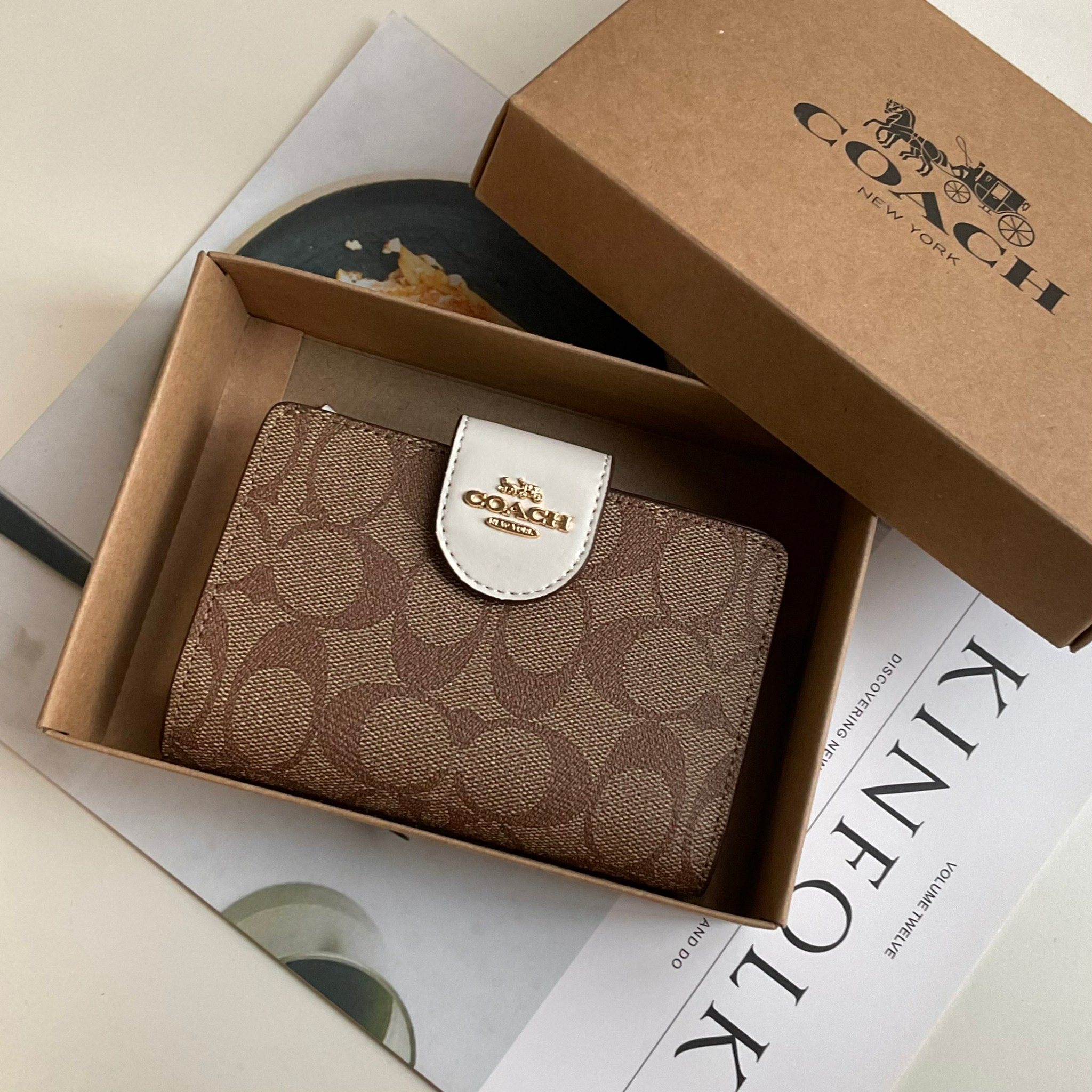 COACH SMALL WALLET IN SIGNATURE CANVAS กระเป๋าสตางค์ใบกลาง แบบพับสองตอน หน้าจดหมาย เปิดปิดด้วยกระดุมปั้มแบรนด์ ด้านในมีช่องใส่บัตรหลายช่อง พร้อมช่องใส่รูป และช่องใส่ธนบัตร ด้านหลังมีช่องซิปเหรียญอีกหนึ่งช่อง น้ำหนักเบา พกพาสะดวก อะไหล่ทองสุดหรู ห้ามพลาดค่