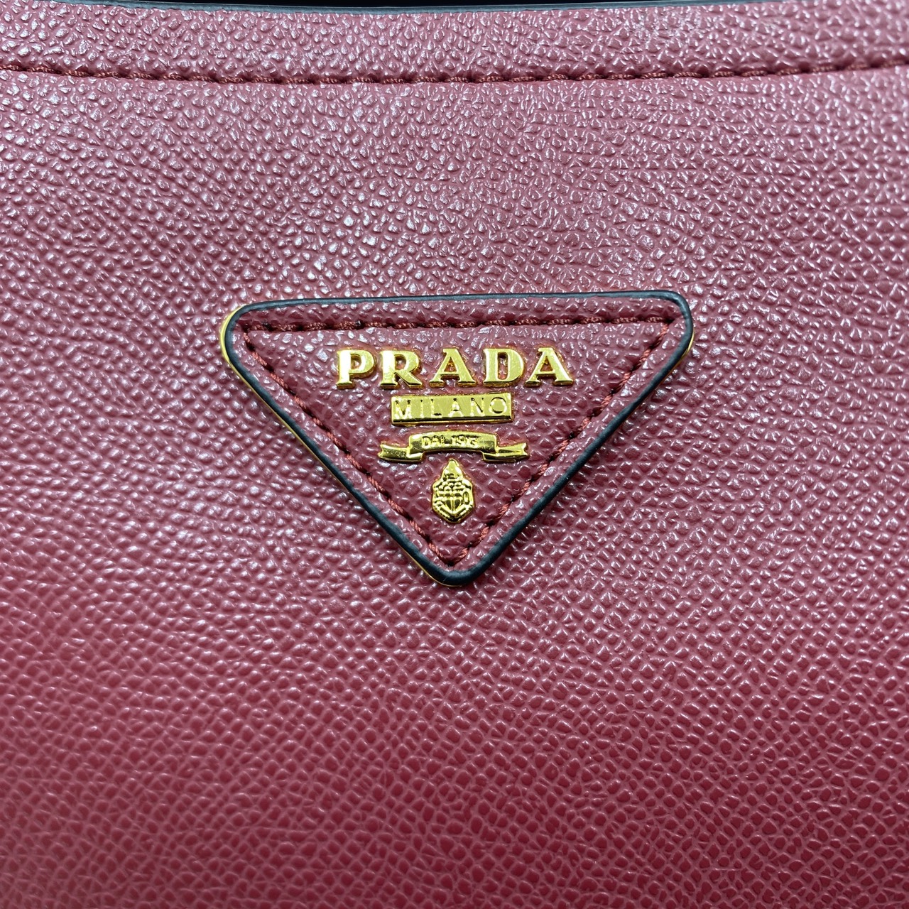 ORI หนังแท้ | Prada Matinee Medium Saffiano Leather Bag 28cm กระเป๋าสะพายทรงโฮโบสวยหรู ดีไซน์เรียบหรูตามแบบฉบับแบรนด์ ยังคงความเรียบแต่มากไว้อย่างหรูหราลงตัว ใช้งานได้หลากหลายโอกาส