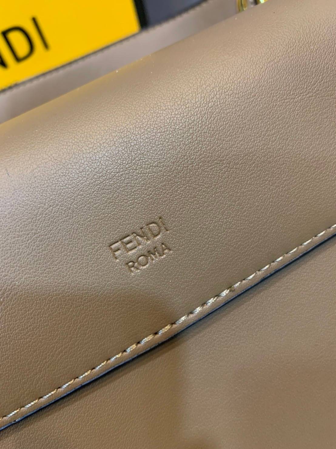 FENDI KAN leather bag เกรดออริจินอล ด้วยสีและลวดลายคลาสสิกตามแบบแบรนด์ เข้าได้กับสาวๆ ทุกสไตล์ บ่งบอกความเป็น FF ได้อย่างสมบูรณ์แบบ โทนสีแมตช์กับเสื้อผ้าได้ง่าย เสริมลุคสาวมั่นก็ลงตัว หรือเปลี่ยนมาติดสายสะพายยาวเพื่อสะพายคาดลำตัวก็ได้ความชิลและคล่องตัวไปอ