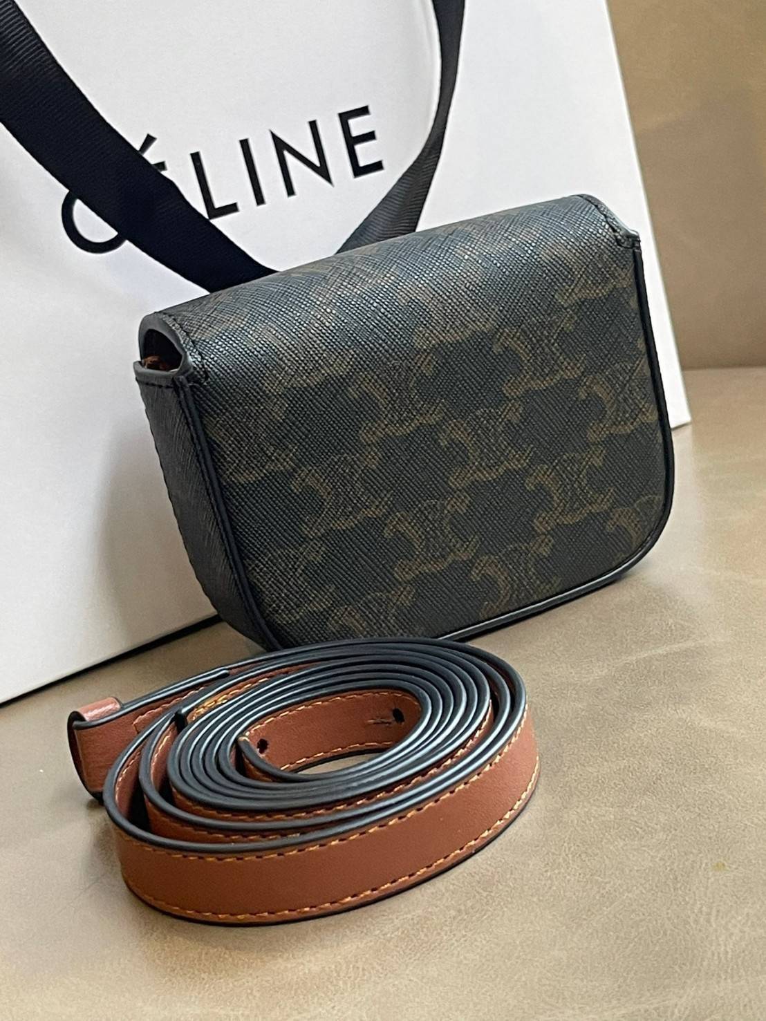 VIP 】CELINE MINI TRIOMPHE IN TRIOMPHE CANVAS กระเป๋ามินิทรงชิค ดีไซน์รูปกล่องสุดแสนมินิมอล สามารถสะพายแบบ Crossbody และยังเป็น Belt Bagได้อีกด้วย วัสดุแคนวาสลาย Triomphe แบบไม่มีตกยุค ด้านหน้าโดดเด่นด้วยโลโก้สีทอง เป็นอีกหนึ่งตัวเลือกให้คุณเลือกสะพายในชีว
