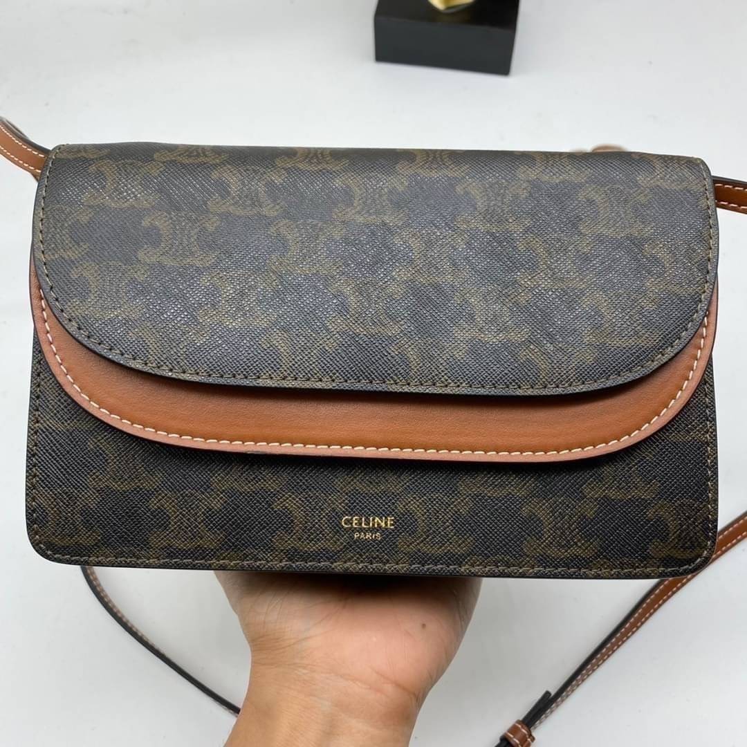 CELINE WALLET ON STRAP / CELINE TRIOMPHE CLUTCH กระเป๋าสะพายข้างใบเล็กสวยคลาสสิค สวยตะโกน งานเป๊ะปัง มีสายสะพายหนังสีน้ำตาล ถอดสายออกเพื่อเป็นกระเป๋าถือทรงคลัชท์เปลี่ยนลุคช์ ลวดลายtriomphe ความเป็นแบรนด์ CELINE ได้อย่างชัดเจน ให้ความรู้สึกที่ดูวินเทจ ที่ส