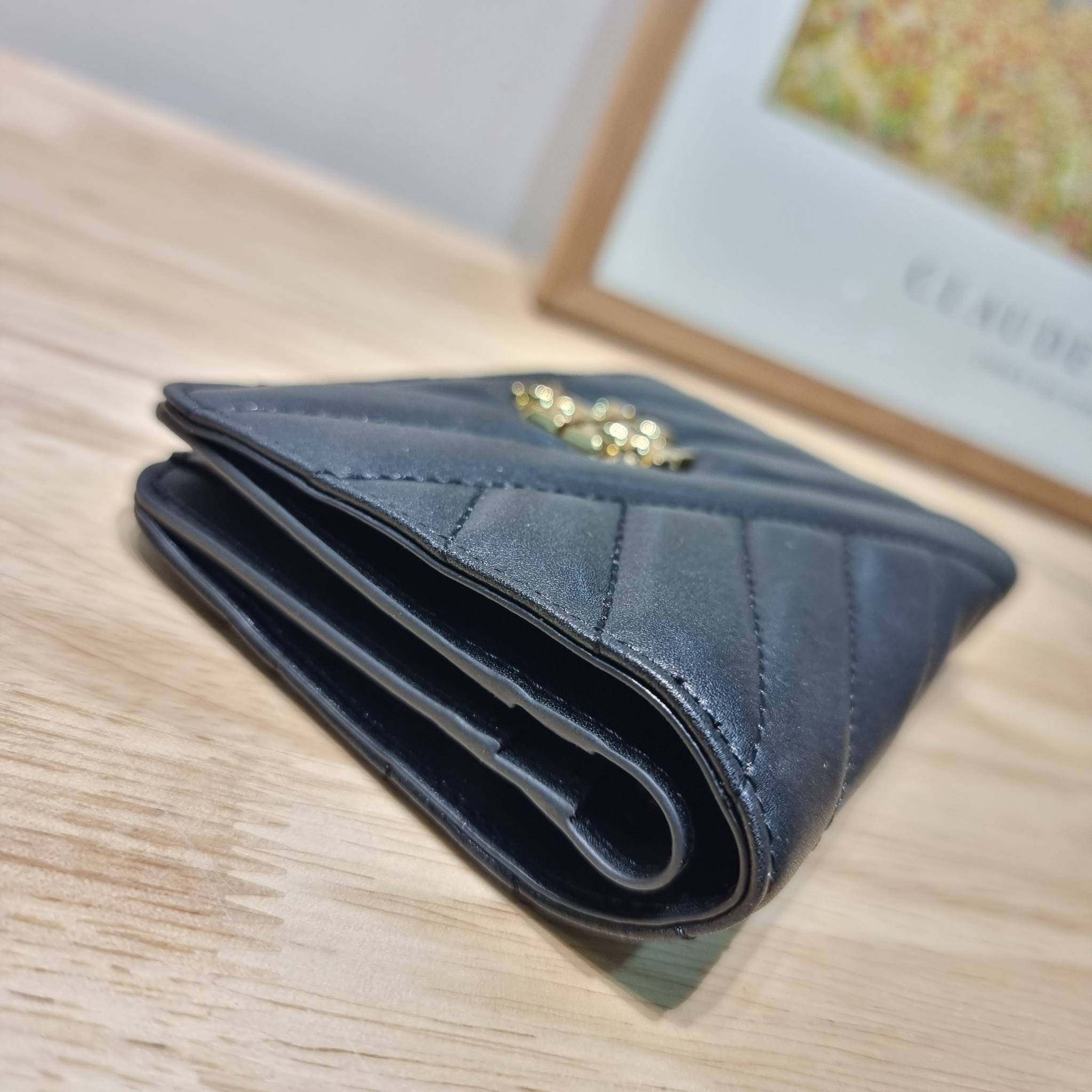 TORY BURCH KIRA CHEVRON MEDIUM SLIM WALLET กระเป๋าสตางค์ใบกลางรุ่นบาง ไม่กินพื้นที่กระเป๋า ดีไซน์เรียบหรู