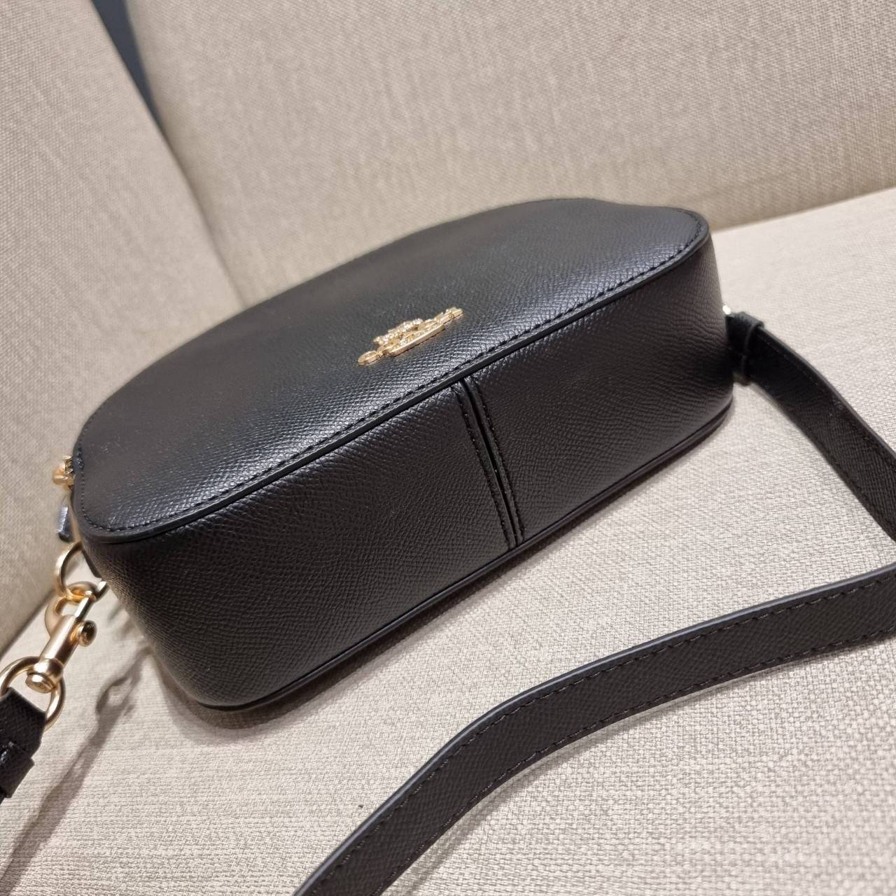 COACH 1589 SERENA SATCHEL กระเป๋าสะพายคอลเลคชั่นยอดฮิต ดีไซน์ลุคผู้ดี ต้องยกให้น้องใบนี้เลย!! จัดสีคุณหนูมาให้ สวยตาแตก!! วัสดุหนัง crossgrain ทนทาน เปิด-ปิดด้วยซิป 2 ช่องหลัก ภายในเป็นช่องโล่ง เก็บของได้แบบสบายๆ ใส่มือถือได้ทุกรุ่น สามารถหยิบไปแมทช์ได้ง่