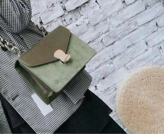 กระเป๋าทรงสวย ดีไซน์ทันสมัย วัสดุหนังโพเลเตอร์ + กำมะหยี่ตกแต่งด้านหน้า ออกแบบปิด-เปิดด้วยตัวล็อคแบบกด สีเงิน และ สีทอง ดูเก๋ ภายในเป็นช่องโล่ง มีช่องซิป 1 ช่อง และช่องใส่ของจุกจิก 1 ช่อง ด้านหลังติดโลโก้แบรนด์ มาพร้อมสายสะพายยาว สายสวยเก๋ ดูดีมากๆ สายถอด