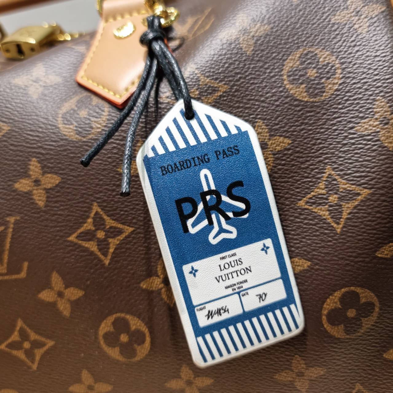 LV speedy soft 30 crafty bag กระเป๋าทรงหมอน รุ่นท็อปฮิต กับดีไซน์ใหม่ต้อนรับฤดูกาลท่องเที่ยว โดดเด่นด้วยการตกแต่งลายพิมพ์ซิกเนเจอร์ และป้ายแท็กหนังสุดเก๋