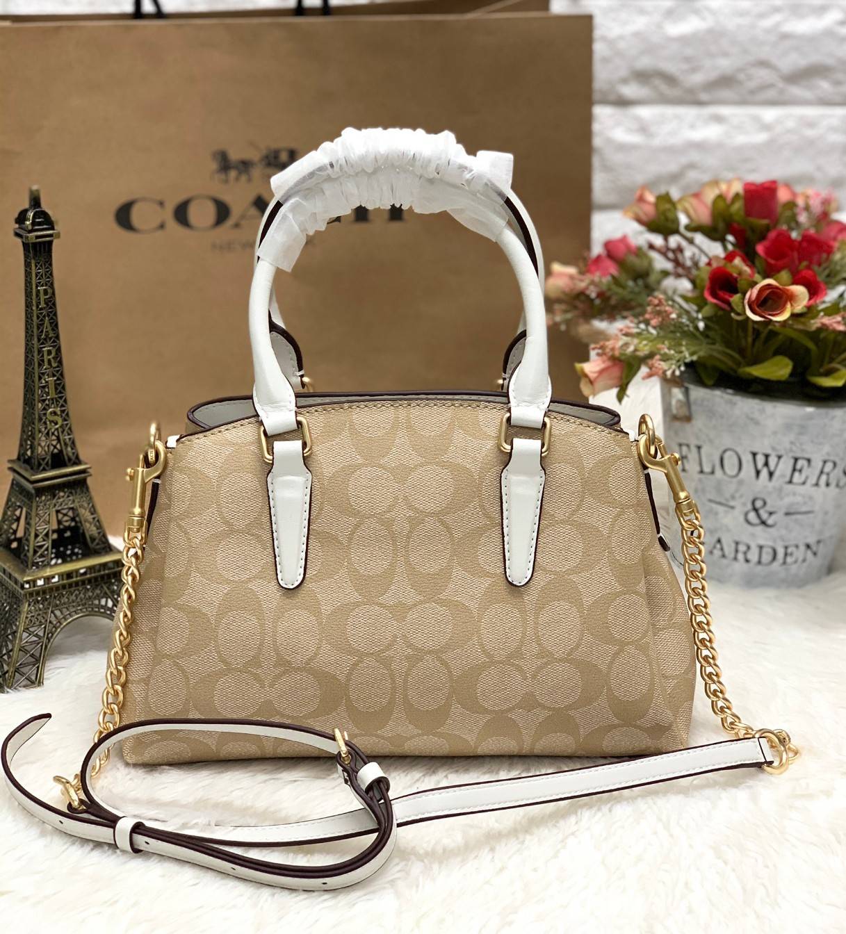 COACH MINI SAGE CARRYALL IN SIGNATURE 🌈กลับมาแล้ว รุ่นที่สาวๆหลายคนถามหาค่ะ! กระเป๋าหิ้วได้//สะพายข้างได้ pvc หนังนิ่มอย่างดีค่ะ กระเป๋าแบ่งออกเป็น3ช่อง มีเป็นช่องซิปกลาง แต่ละช่องกว้างใส่ของจำเป็นได้ครบเลยนะคะ พร้อมสายสะพายแบบโซ่ต่อหนังถอดออกได้เ