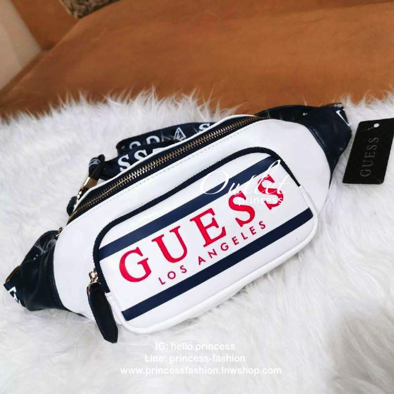 GUESS FACTORY MARISOLL GYM LOGO FANNY PACK กระเป๋าสะพาย/คาดเอว/คาดอกรุ่นใหม่ดีไซน์ยอดนิยมจาก GUESS FACTORY วัสดุหนังเเกะสังเคราะห์แบบนิ่มเปิดปิดด้วยซิป ด้านหน้ามี Pocket 1ช่องซิป ภายในมีโลโก้และช่องซิป สะพายได้หลายแบบไม่จำเจ จะสะพายไหล่ คาดอก คาดเอวก็ดูดี