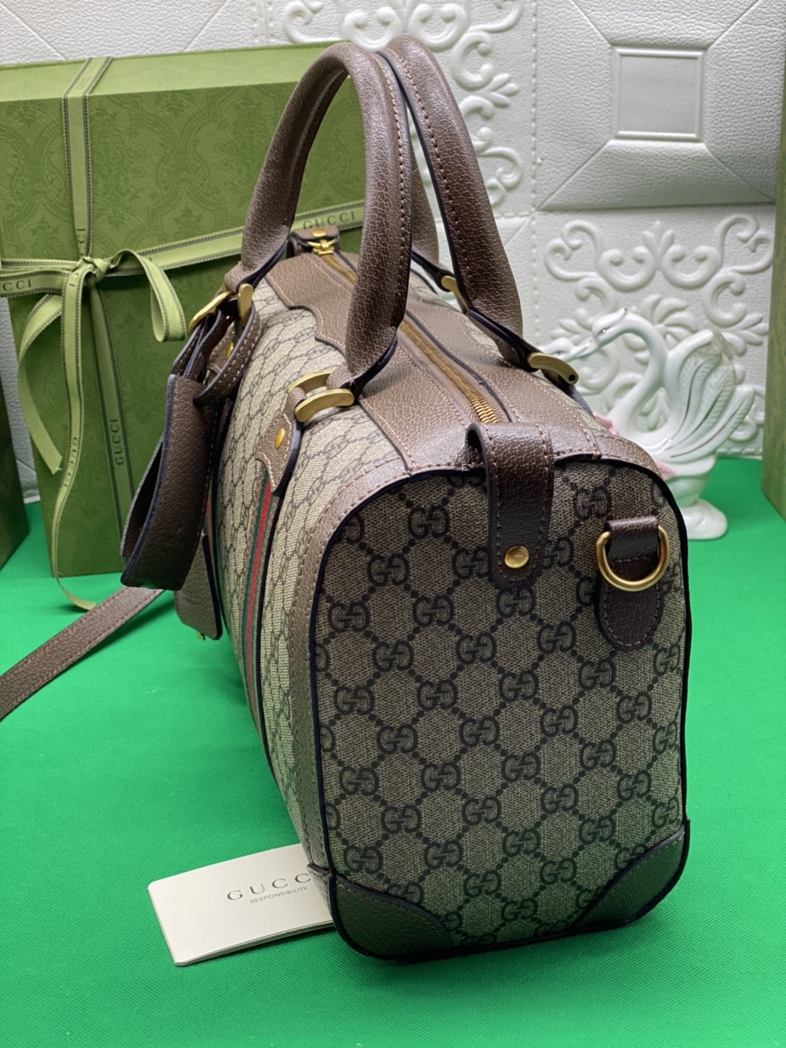 หนังแท้ Gucci keepall Ophidia GG medium carry-on duffle กระเป๋าใบใหญ่จุใจ ใส่สัมภาระขึ้นเครื่องเดินทางได้ ใส่เสื้อผ้า รองเท้า เอกสาร A4 iPad Notebookได้ หูจับแข็งแรง สายสะพายยาวถอดออกได้ สะพายไหล่หรือ Crossbody ก็ดูดี ใช้ได้ทั้งชายหญิง ภาพถ่ายสินค้าจริง ไ