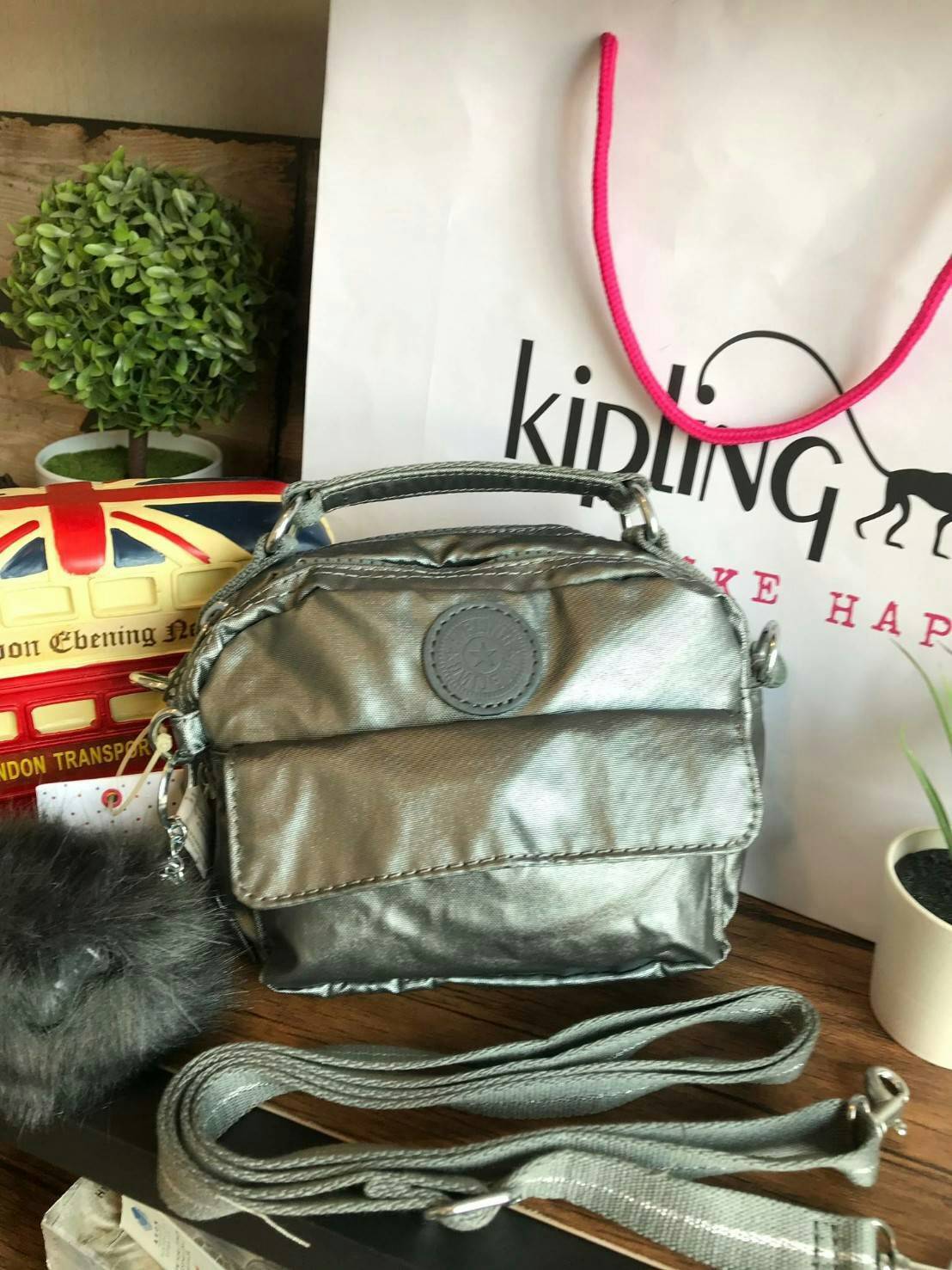 💕 Kipling Messenger Bag กระเป๋าสะพายทรงเหลี่ยมรุ่นใหม่!!ขนาดมินิ สามารถสะพายสายคู่ สายเดี่ยวและเป้ มีหลายช่องใช้งาน ด้านหน้าเป็นช่องเล็กใส่ของจุกจิก ซิปคู่ด้านหน้าภายในมีช่องเล็กแยกเป็นสัดส่วน ซิปเดี่ยวด้านหลังกว้างเพิ่มช่องใส่ของได้อีก1ช่อง ขนาดก