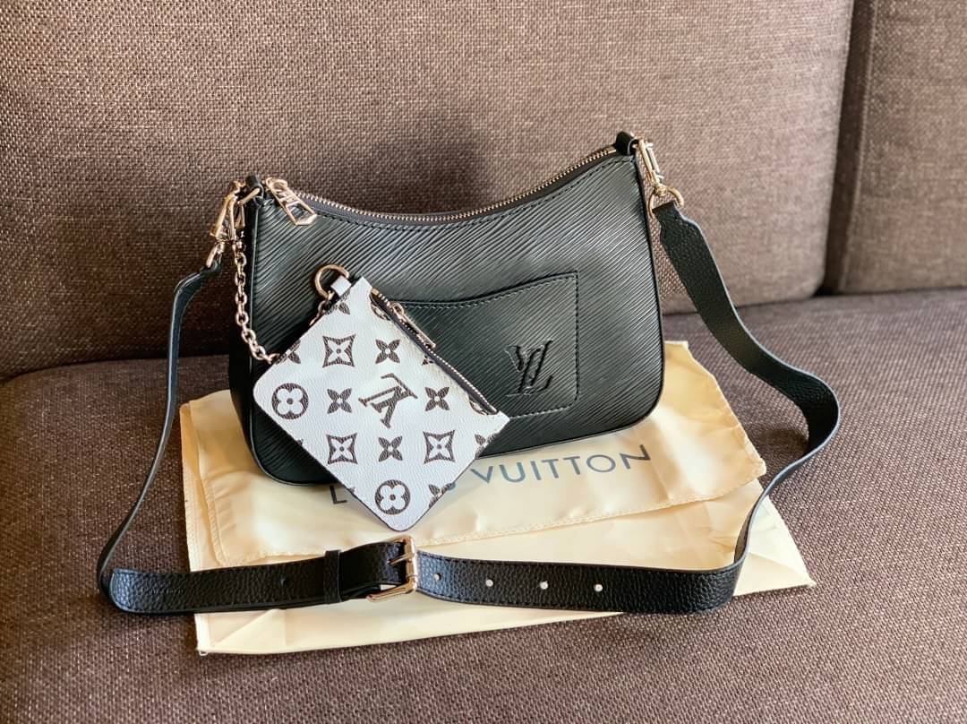 VIP 🥂 LOUIS VUITTON MARELLR EPI LEATHER รุ่นนี้ลายหนังเป็นลายไม้ มีโลโก้แบรนด์แบบฉลุด้านหน้า มาพร้อมกระเป๋าใบลูกแบบซิปจัดเก็บได้ตรงช่องด้านหน้า สามารถถอดออกแยกใช้งานได้ต่างหากนะคะ เปิดปิดกระเป๋าแบบซิป ภายในโล่ง สามารถใส่กระเป๋าเงินใบยาวได้;ของจุกจ