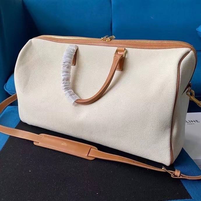 VIP GIFT หนังแท้ CELINE KEEPALL LARGE VOYAGE BAG IN TEXTILE WITH CELINE PRINT AND CALFSKIN BAG ใบใหญ่จุสัมภาระได้เยอะสุดๆ สวยหรูสุดคลาสสิค ดีไซน์ไม่มีเอ้าท์ เปิดปิดด้วยซิปแบรนด์ พร้อมห้อยแม่กุญแจอะไหล่แบรนด์สีทอง ภายในโล่งกว้างและจุมากใช้เป็นกระเป๋าเดินทา