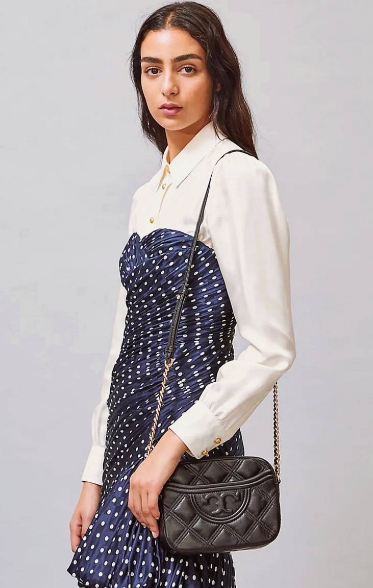 Tory Burch Factory Outlet Quilted Leather Shoulder Bag กระเป๋าสะพาย Tory Burch วัสดุหนังแกะสังเคราะห์ขึ้นลายแบรนด์สวยหรูอยู่ทรงดีไซน์ยอดนิยมสุดคลาสสิคน่าใช้ค่ะ เปิดปิดด้วยซิปแบรนด์ ภายในมีโลโก้และมีช่องซิปเล็กใส่ของ ใส่กระเป๋าสตางค์ มือถือ ของใช้ได้เยอะ น