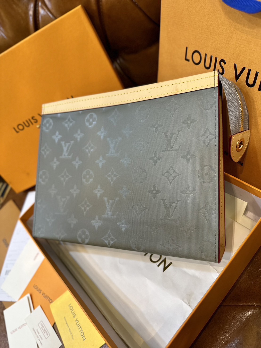 พร้อมส่ง LV Pochette Voyage MM / LV Clutch กระเป๋าถือทรงคลัช ทรงพอช เกรดออริ สลับแท้ 1:1 ใช้ต่างประเทศได้ ใช้ได้ทั้งชายหญิง