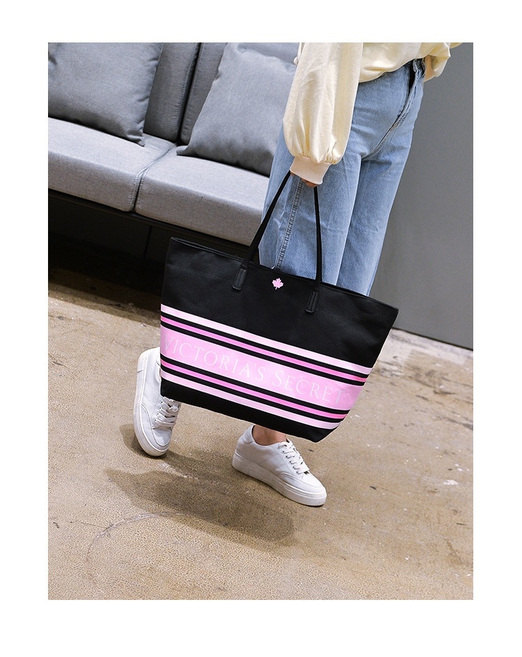 Victoria's Secret Stripe bag กระเป๋าสะพายไหล่ทรง tote วัสดุ Canvas เปิดปิดด้วยซิป จุของได้เยอะ สาวก VS ห้ามพลาดค่ะ