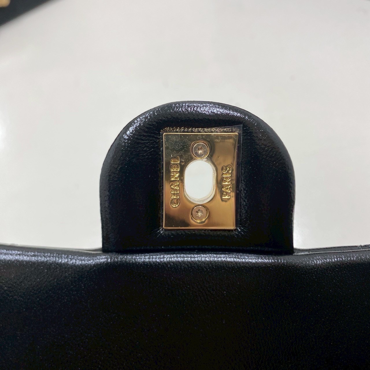 ORI หนังแท้ | Chanel Small Flap Bag with Top Handle 20cm กระเป๋าสะพายดีไซน์คลาสสิก หูจับแต่งโซ่สีทองหรูหรา เรียบหรูดูแพง