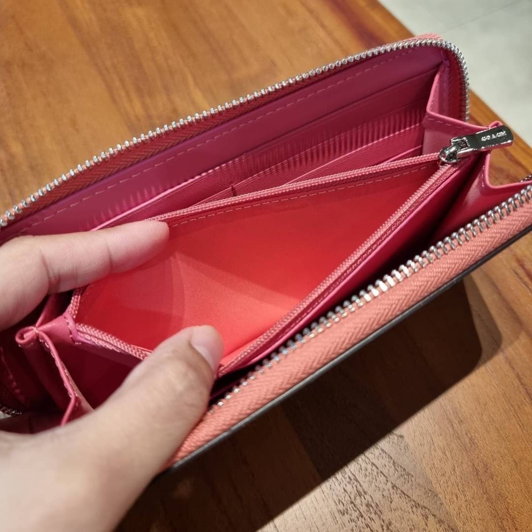 COACH ACCORDION ZIP WALLET IN SIGNATURE CANVAS กระเป๋าสตางค์ใบยาวนี้ที่เหมาะกับการใช้งานทุกรูปแบบ นอกจากเพิ่มความมั่นใจแล้ว ยังทำให้ชีวิตของเราง่ายขึ้นอีกด้วย โดยการเปิดปิดแบบซิปรอบ สามารถใส่ธนบัตร เหรียญ บัตรต่างๆได้หลายใบเลยทีเดียว ขนาดของกระเป๋าสามารถถ