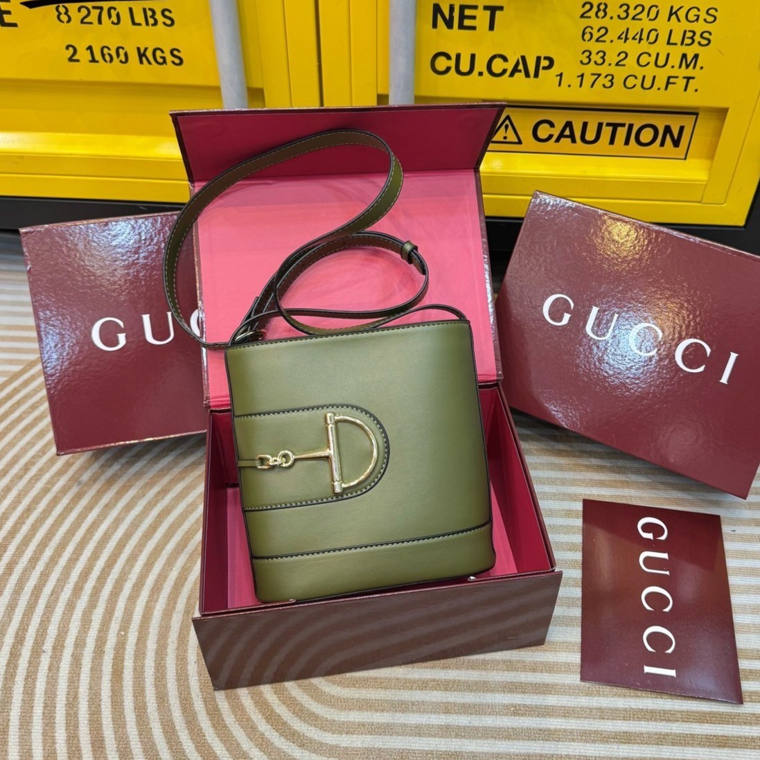 GUCCI 73 bucket bag กระเป๋าสะพายทรงบัคเก็ตยอดนิยม คอลใหม่ล่าสุด สุดยอดของความมีกิมมิคไม่เหมือนใคร วินเทจเรียบหรู ใช้แล้วดูแพง พร้อม box set โทนสีใหม่ของแบรนด์