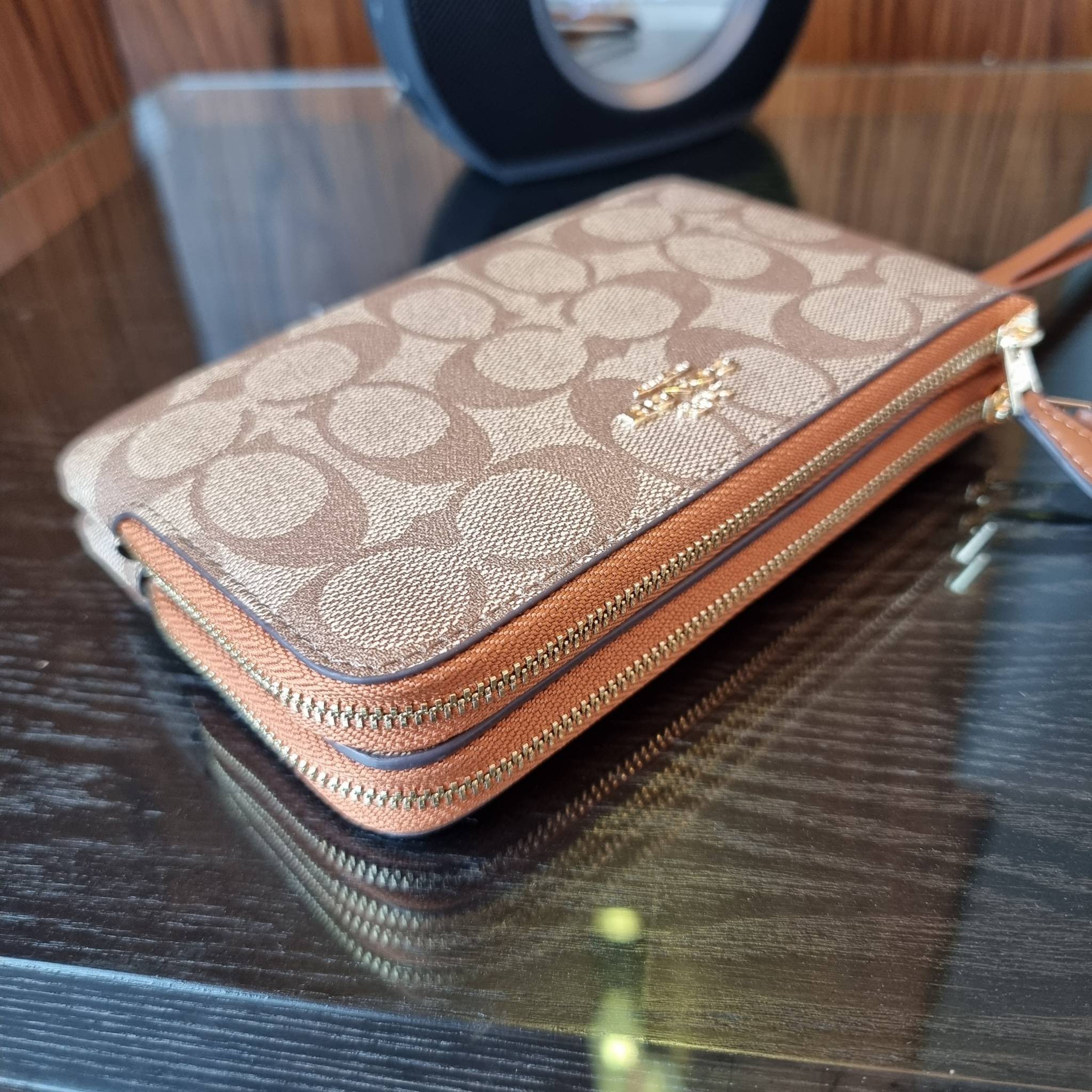 COACH F87591 DOUBLE CORNER ZIP WALLET IN SIGNATURE COATED CANVAS คล้องมือรุ่น 2 ซิป!! มาแล้วจ้า 🌟🤗 ไซส์นี้คือเหมาะมือจริงๆ พกง่ายเช่นเคย ไม่ต้องกังวลว่าจะเกะกะหรือกินพื้นที่กระเป๋าหลัก วัสดุหนังแคนวาสเคลือบลาย มีช่องหลักแยก 2 ช่อง ภายในบุผ