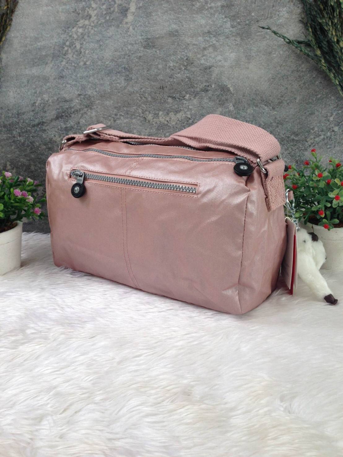 กระเป๋าสะพาย KIPLING รุ่น Reth วัสดุไนล่อนคุณภาพดี มาพร้อมดีไซน์ทันสมัย และสามารถใช้งานได้อย่างดี เข้ากับทุกการแต่งตัว โดดเด่นด้วยพื้นที่ภายในและช่องต่างๆ ที่ให้คุณจัดเก็บของสำคัญได้ครบถ้วน ไม่ว่าจะเป็นมือถือ ปากกา หรือไอเท็มจำเป็นของคุณ สายสามารถปรับและถ