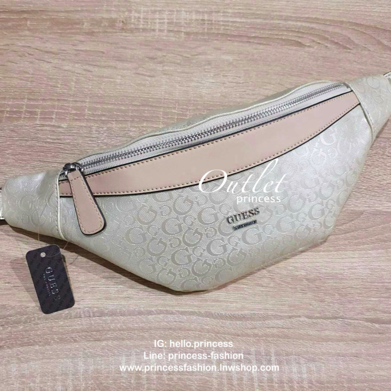 GUESS Factory Women's Diem Logo Belt Bag กระเป๋าหนังคาดเอวสุดเท่ห์ขนาดกำลังดี ด้านหน้าติดโลโก้แบรนด์ ตัวกระเป๋าเปิดปิดด้วยซิป ง่ายต่อการใช้งาน ด้านในโล่งกว้างและมี 1 ช่องซิปเล็ก สามารถเก็บจุกจิกได้เยอะนะคะ สายสะพายสามารถปรับระดับได้ รุ่นนี้มีมาให้เลื