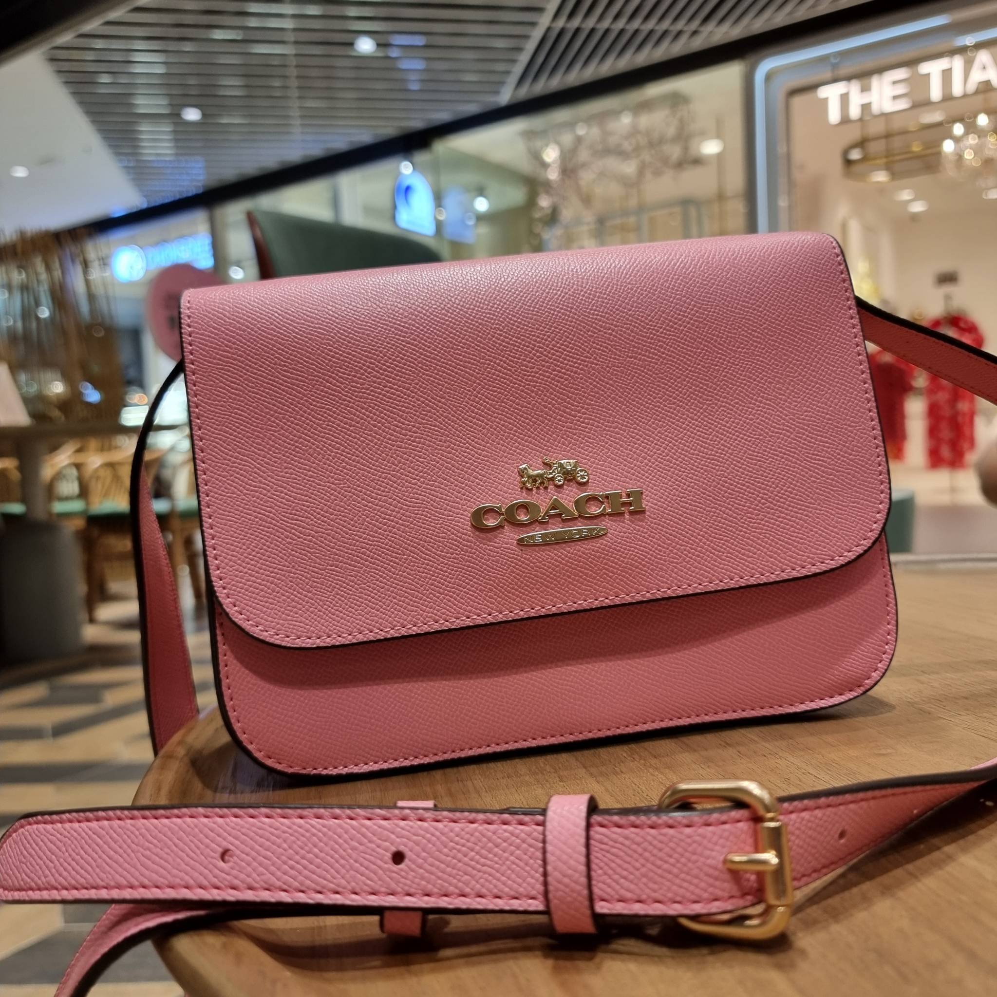 COACH C5632 BRYNN FLAP CROSSBODY แซ่บที่สุด ใหม่ที่สุด!! คอลเลคชั่นใหม่!! มองยังไงก็หลงรักละสายตาไม่ไหว กระเป๋าสะพายข้างลุคไฮน์ ที่ดีไซน์ออกมาได้ปัง และดูแพงมากๆ ด้วยดีเทลคลาสสิค รูปทรงใช้งานง่าย เรียบๆแต่มีดีเทล วัสดุหนัง crossgrain สวยคม!!! เปิด-ปิดด้วย
