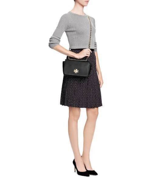 Tory burch description mercer adjustbale shoulder bag เป็น Collection รุ่นท็อปที่สาว ๆ หลายคนถูกใจ ด้วยทรงกระเป๋าคลาสสิกสุดเก๋ ใช้งานแบบไหนก็ดูดี ในลุคช์สาวหวานแบบสะพายสายคู่ หรือ ต้องการความคล่องตัวด้วยการสะพายแบบครอสบอดี้ มีดีไซน์ที่ Practical ต่อการใช้