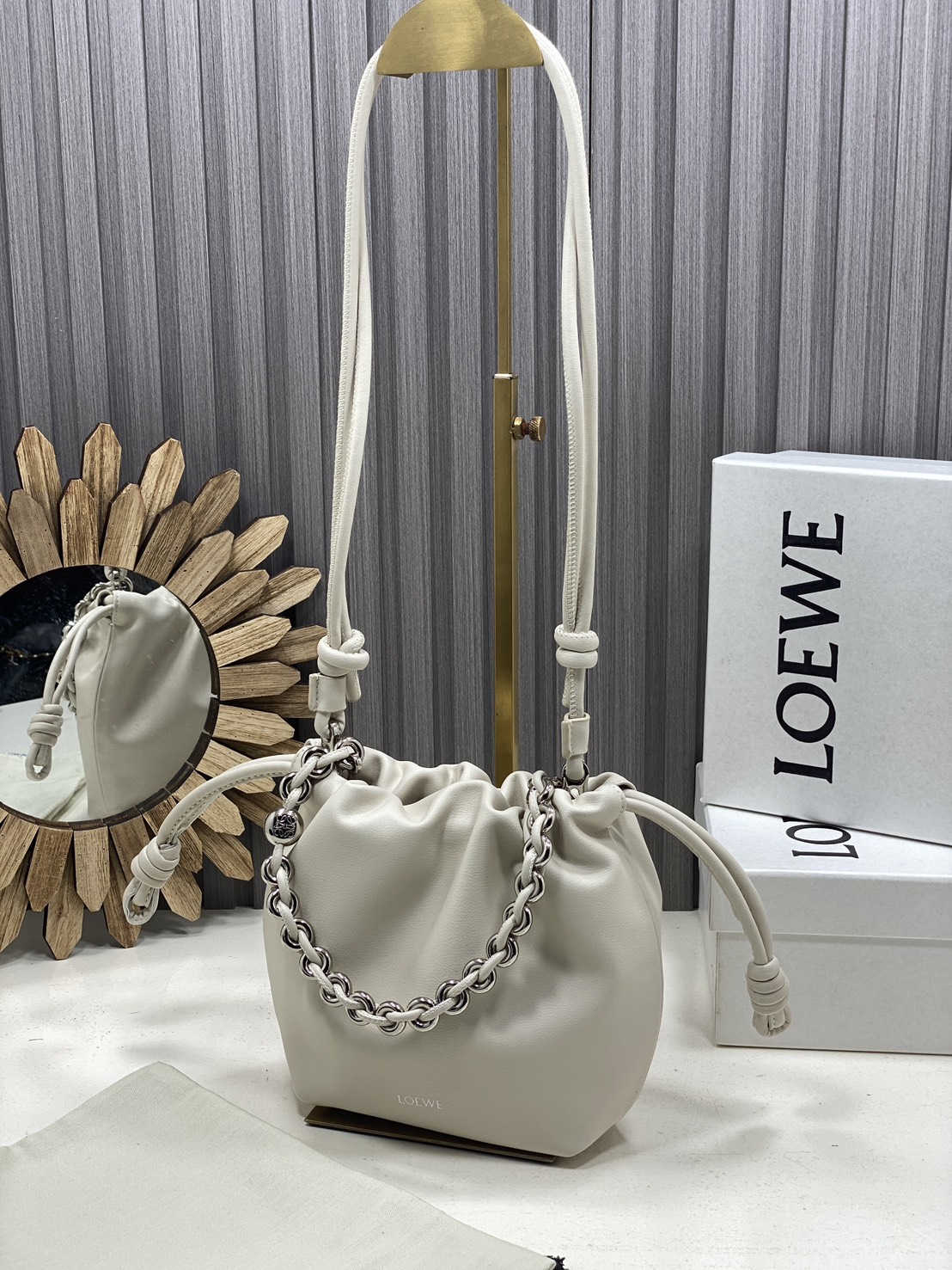 ORI หนังแท้ | LOEWE Mini Flamenco purse in mellow nappa leather / Loewe Bucket Bag กระเป๋าสะพายทรงบัคเก็ตไซส์มินิ หนังเรียบสวยหรู เรียบง่าย หนังแท้ผิวสัมผัสนุ่มมือ น้ำหนักเบาและนุ่มสบาย ดีไซน์จับจีบ เชือกผูกแบบปมโบราณ และสายโซ่รูปโดนัท