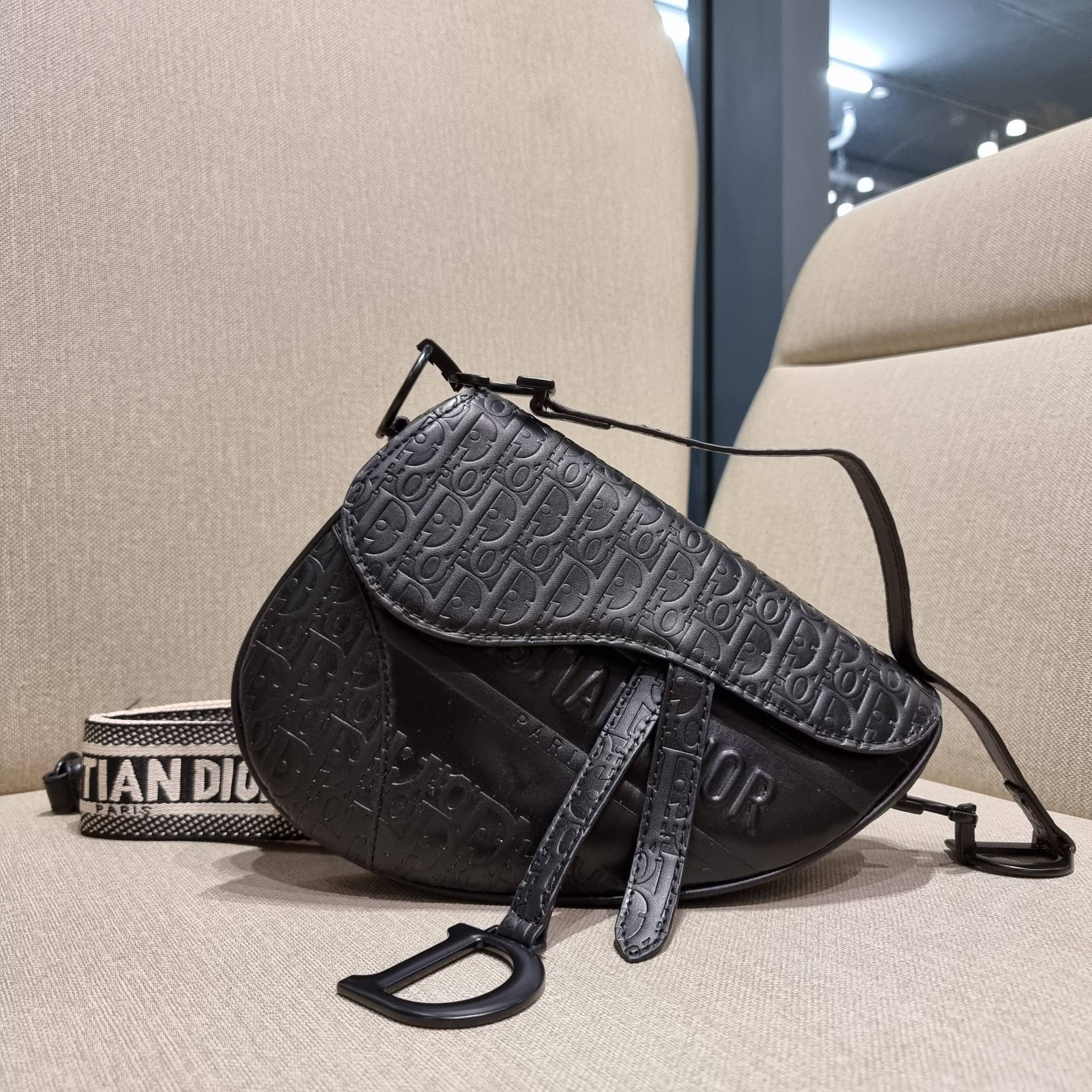VIP CD OBLIQUE SADDLE BAG / DIOR SADDLE กระเป๋าสะพายข้าง ทรงสวยไม่ซ้ำใคร กิมมิคในตัว ดูแพง ไซส์ใหญ่ ดีไซน์ย้อนยุค เป็นเอกลักษณ์สวยทุกแบบ เปิด-ปิดด้วยกระดุมแม่เหล็กซ่อน ใช้งานง่ายมากๆ ภายในเป็นช่องโล่ง มีช่องซิป ใบสีดำเป็นหนังแท้ ใบลายเป็นผ้าแคนวาส ดูดี ดู
