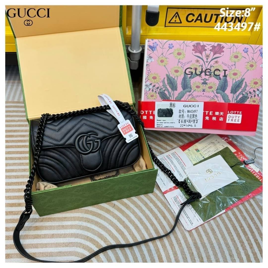 GUCCI GG Marmont small shoulder bag 🖤 กระเป๋าสะพายข้างรุ่นคลาสสิค ดีไซน์ใหม่ อะไหล่ดำ สะพายขับผิว ดูแพง อัพลุคได้สบายๆ เปิด-ปิดด้วยตัวกดล็อคแน่นหนา ด้านหลังดีไซน์รูปหัวใจ 🖤