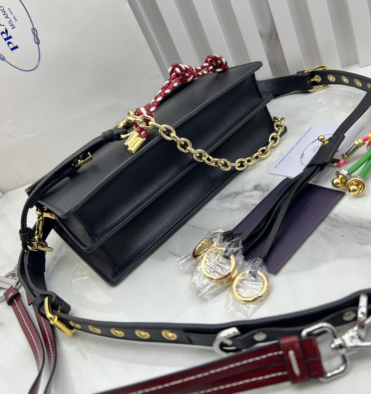 ORI หนังแท้ | 22cm Prada Soft Sound small leather shoulder bag with charms กระเป๋าสะพายทรงกล่อง รุ่นใหม่ล่าสุด มาแรงแบบเกินต้าน ด้วยดีไซน์เรียบ แต่มีกิมมิคเท่ห์ๆ ที่สายและพวงห้อยหลากสีสุดคิวท์