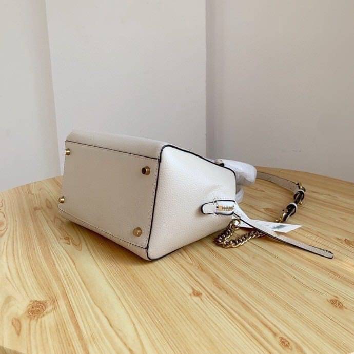 TORY BURCH KIRA PEBBLED SATCHEL BAG รุ่น 74650 กระเป๋าสะพาย Crossbody หนัง togo อะไหล่ทอง ทรงสวยสุดฮิต เป็นรูปทรงใหม่ มาแรงที่สุดในตอนนี้!! สัมผัสนุ่มมือ ตั้งอยู่ทรง ออกแบบเก๋ไก๋ สามารถปรับใช้ได้ 2 แบบ ไม่เหมือนใคร เปิดปิดด้วยซิป ภายในบุผ้าอย่างดี ช่องหลั