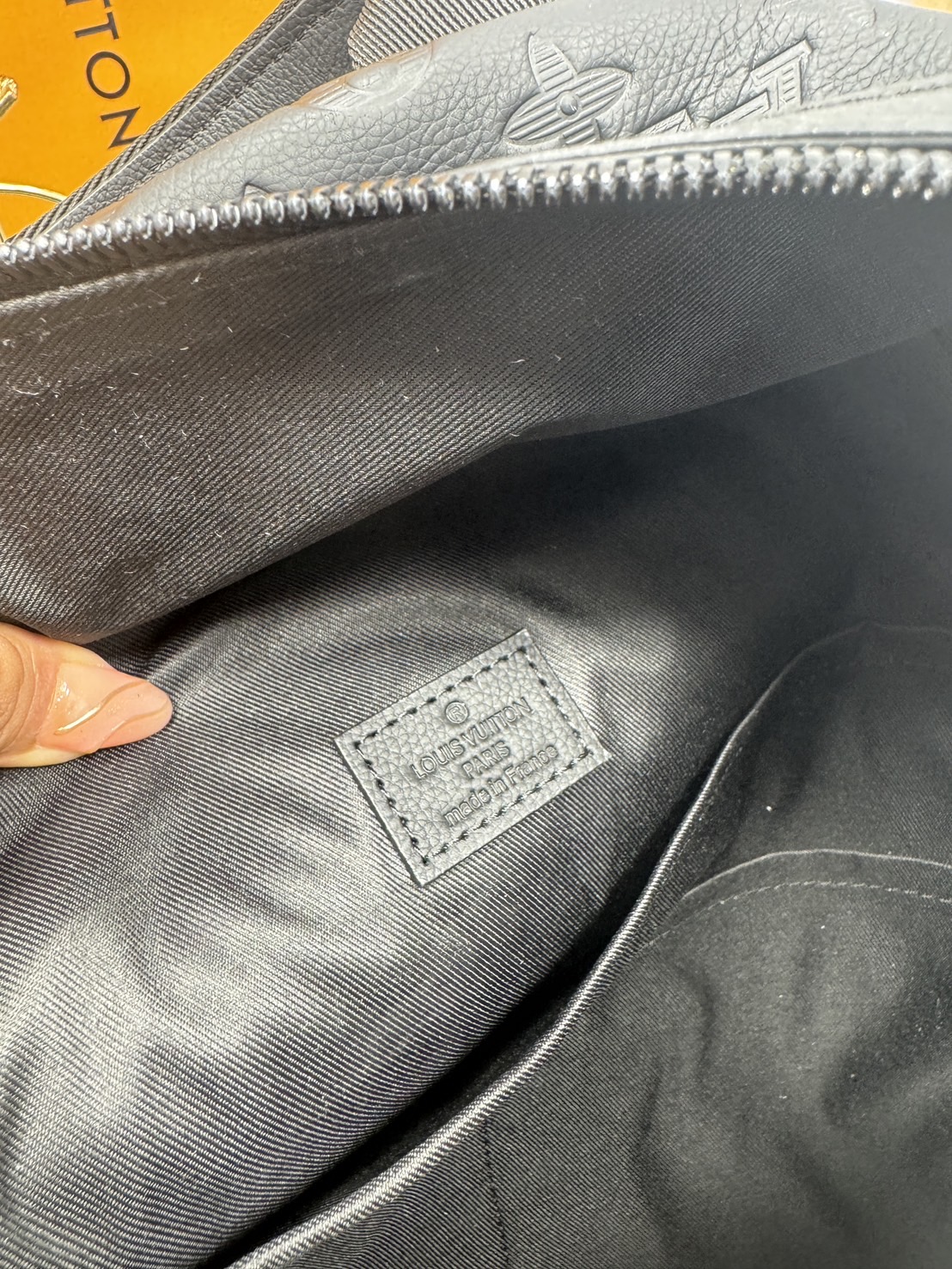 LV Discovery Backpack กระเป๋าเป้สะพายหลัง ผสมผสานความมีสไตล์ สะดวกสบาย กับฟังก์ชันการใช้งานเข้าด้วยกัน ไอเท็มออกแบบรับกับรูปร่าง ปั้มลาย Monogram Shadow เต็มใบ