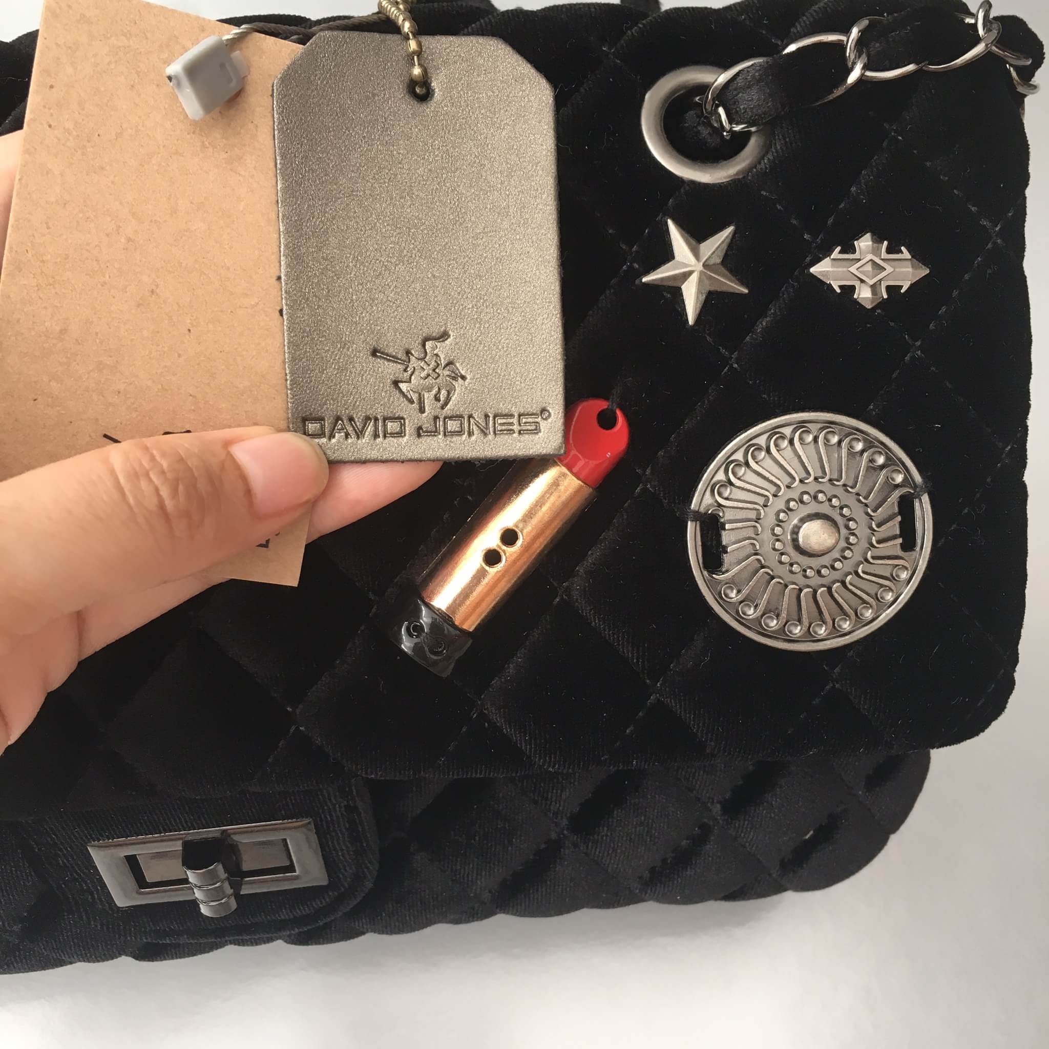 งานแท้ชนช้อป ทรงยอดฮิต ห้ามพลาดเลยน๊า กระเป๋าสะพายหนังกำมะหยี่ ทรงสวยจากแบรนด์ David Jones สวยหรูมาก ภายในสีแดง ภายนอกดำ อะไหล่ดำรมควัน ขนาดกำลังดีเลยใส่มือถือ กระเป๋าตังค์ยาวได้หมด น้ำหนักเบามากๆ ภายในมีช่องแบ่งเก็บของได้ 2 ด้าน ด้านหลังกระเป๋าใส่ของได้ 