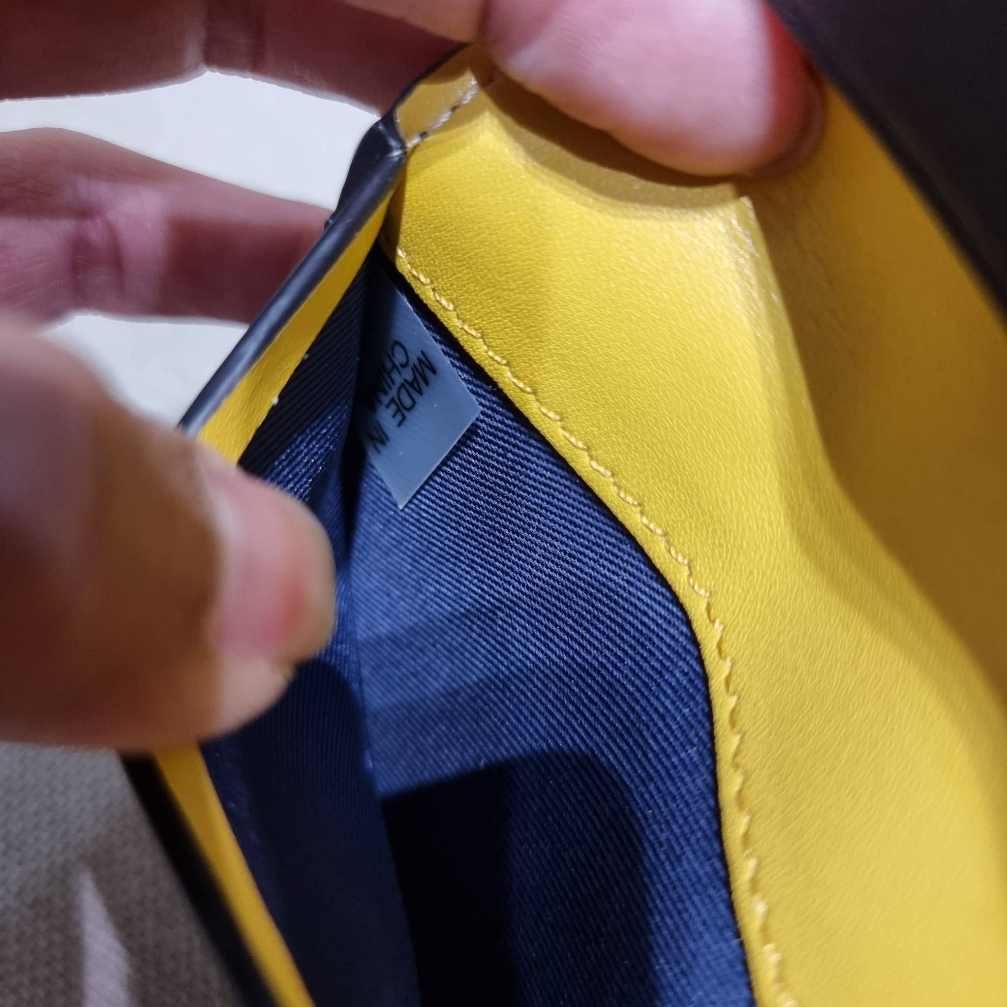 TORY BURCH T MONOGRAM JACQUARD SLIM WALLET ของดีมีให้ที่นี่แบบจัดเต็ม กระเป๋าสตางค์ใบยาว รุ่นสลิม สวยหรู ขนาดกำลังเหมาะมือ ถือแล้วขับผิว วัสดุผ้า jacquard ตัดสลับหนังแท้ ภายในสวยคมม้าก!! มีช่องใส่บัตรได้แบบเน้นๆ และช่องใส่ธนบัตรได้ ด้านหลังมีช่องซิปอีกหนึ