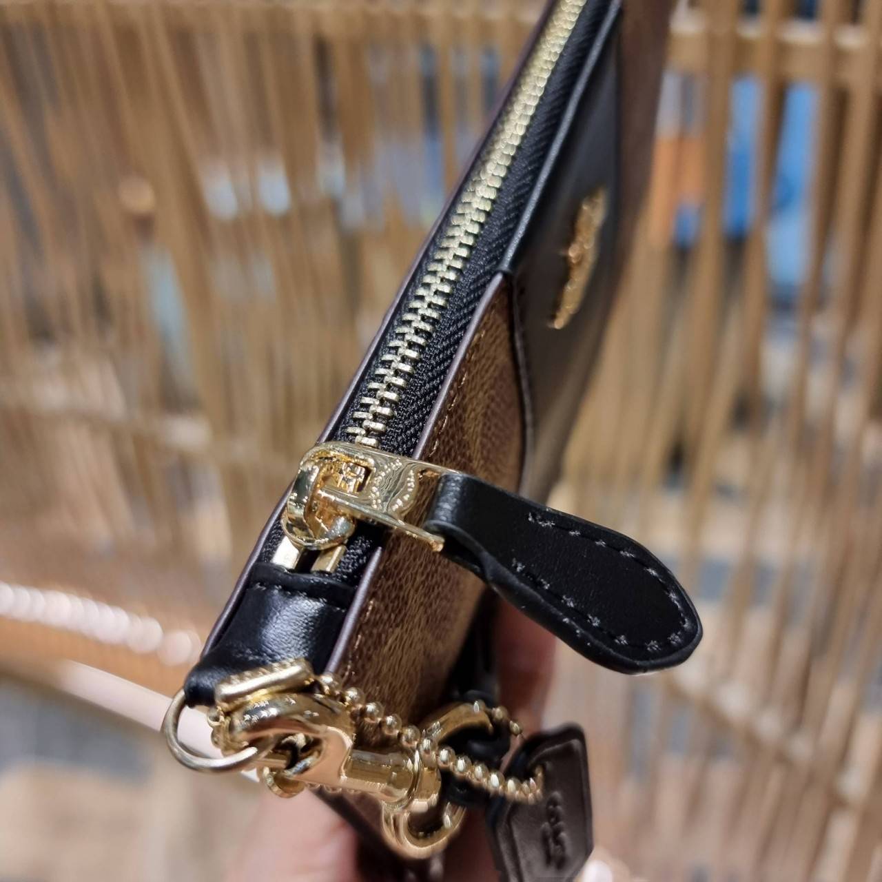 COACH 32445 SMALL WRISLET IN COLORBLOCK SIGNATURE CANVAS คอลเลคชั่นคัลเลอร์บล็อคสวยหรู ในรูปแบบกระเป๋าคล้องมือ ขนาดพกพา ไซส์กำลังสวยมากๆ พกง่ายไปเลยจ้า วัสดุหนังแคนวาส ตัดหนังแท้ ภายในโล่ง มีช่องใส่บัตร ตอบโจทย์สาวๆที่ไม่ชอบความพะรุงพะรัง พกใบนี้คือสะดวกส