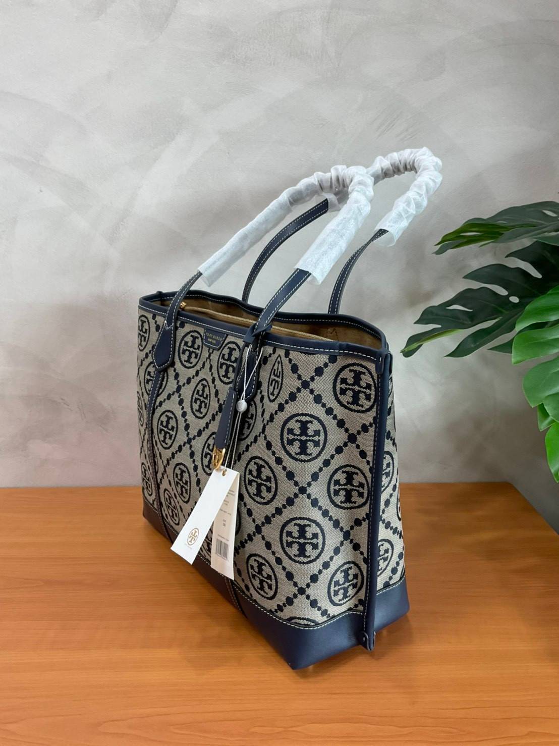 TORY BURCH T MONOGRAM TRIPLE - COMPARTMENT TOTE กระเป๋า/สะพายไหล่ทรง SHOPPING BAG วัสดุผ้าผ้าแคสวาสปักลายสัญลักษณ์แบรนด์ ตั้งอยู่ทรง สวยหรู ดูแพง จุของได้เยอะมาก ภายในแยกเป็น 2 ช่องหลัก 1 ช่องซิปตรงกลาง แบ่งเป็นสัดส่วนใช้งาน