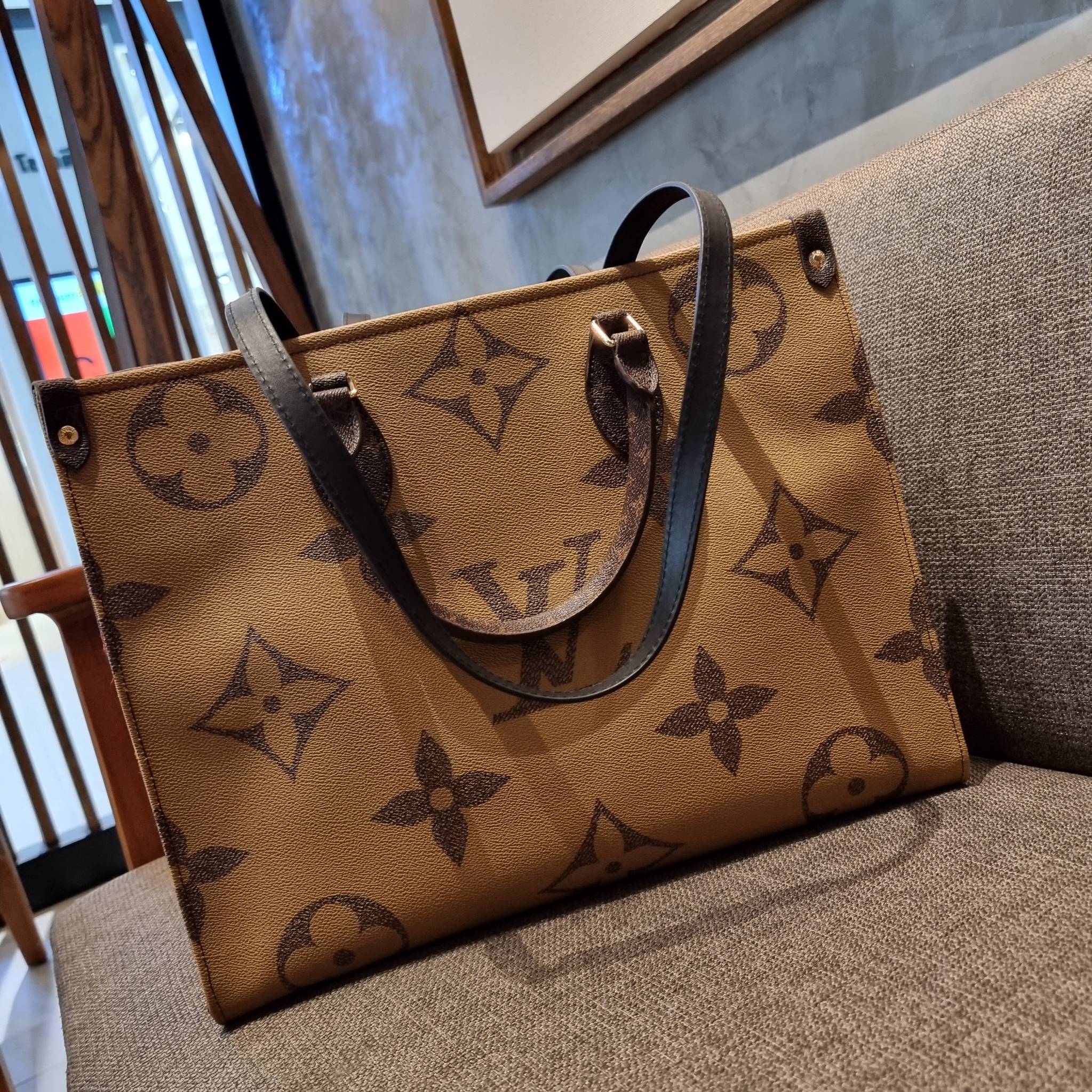 LV crossbody tote bag 10" 16" สเปเชี่ยล gift box set ในราคาที่แสนดี น่าคบหา!! สุดคุ้มและสวยที่สุดยันกล่อง!! ได้ไปยังไงต้องร้องว้าว!! กระเป๋าทรงโท้ทที่สาวๆตามหา ดีไซน์คลาสสิค ผู้ดี หรูหรา โทนสีใช้งานง่าย ได้ทุกลุค ทุกสไตล์ วัสดุหนังแคนวาสคุณภาพ ม