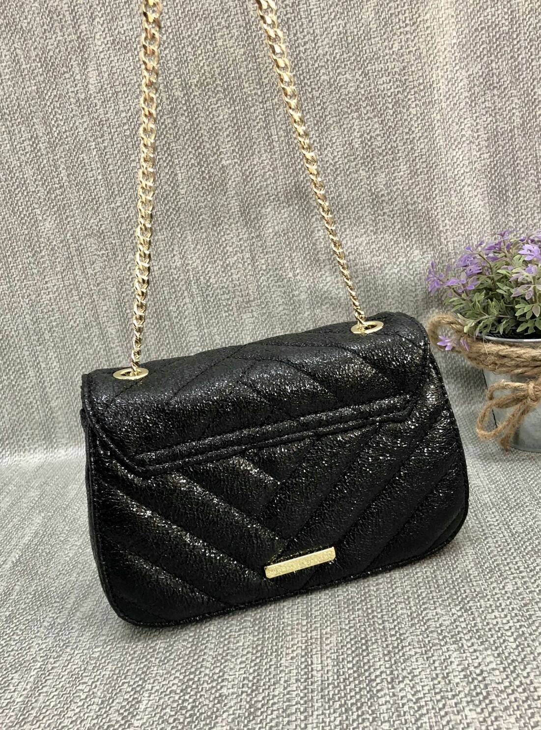 CHARLES & KEITH TASSEL DETAIL SHOULDER BAG กระเป๋าสะพายข้าง ทรงน่ารัก ด้านหน้ามีพู่ห้อย เปิดปิดกระเป๋าแบบแม่เหล็ก ด้านในโล่ง มีช่องซิป 1 ช่อง และช่องใส่บัตรได้ 3 ช่องค่ะ สายสะพายโซ่สีทองหรูหราค่ะ