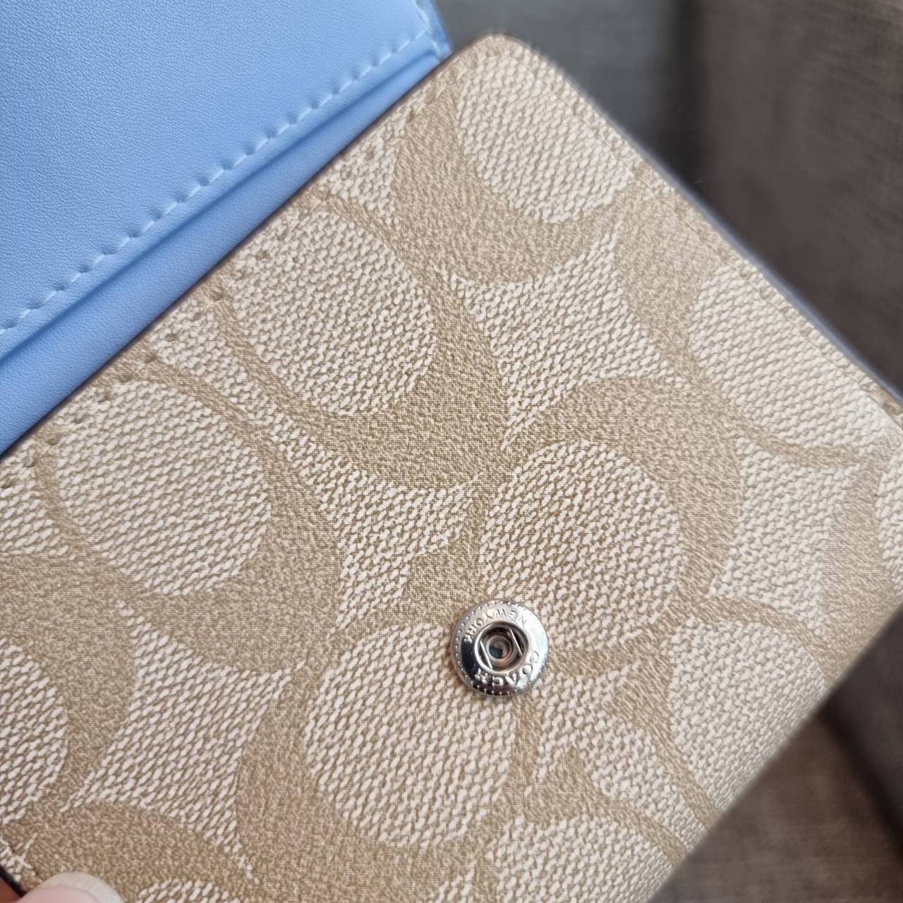 OUTLET 】COACH F41302 SMALL TRIFOLD WALLET IN SIGNATURE CANVAS สวยคลาสสิค พกพาง่าย ใบเล็กน่ารักน่าใช้ ต้องยกให้ใบนี้จ้า 💗💋 ตอบโจทย์คนชอบพกน้อยที่สุด!! กระเป๋าสตางค์ใบสั้นหนังแคนวาสเคลือบคุณภาพดี ภายในเป็นหนังแท้ ใส่บัตร ใส่ธนบัตรได้ทุกชนิด 