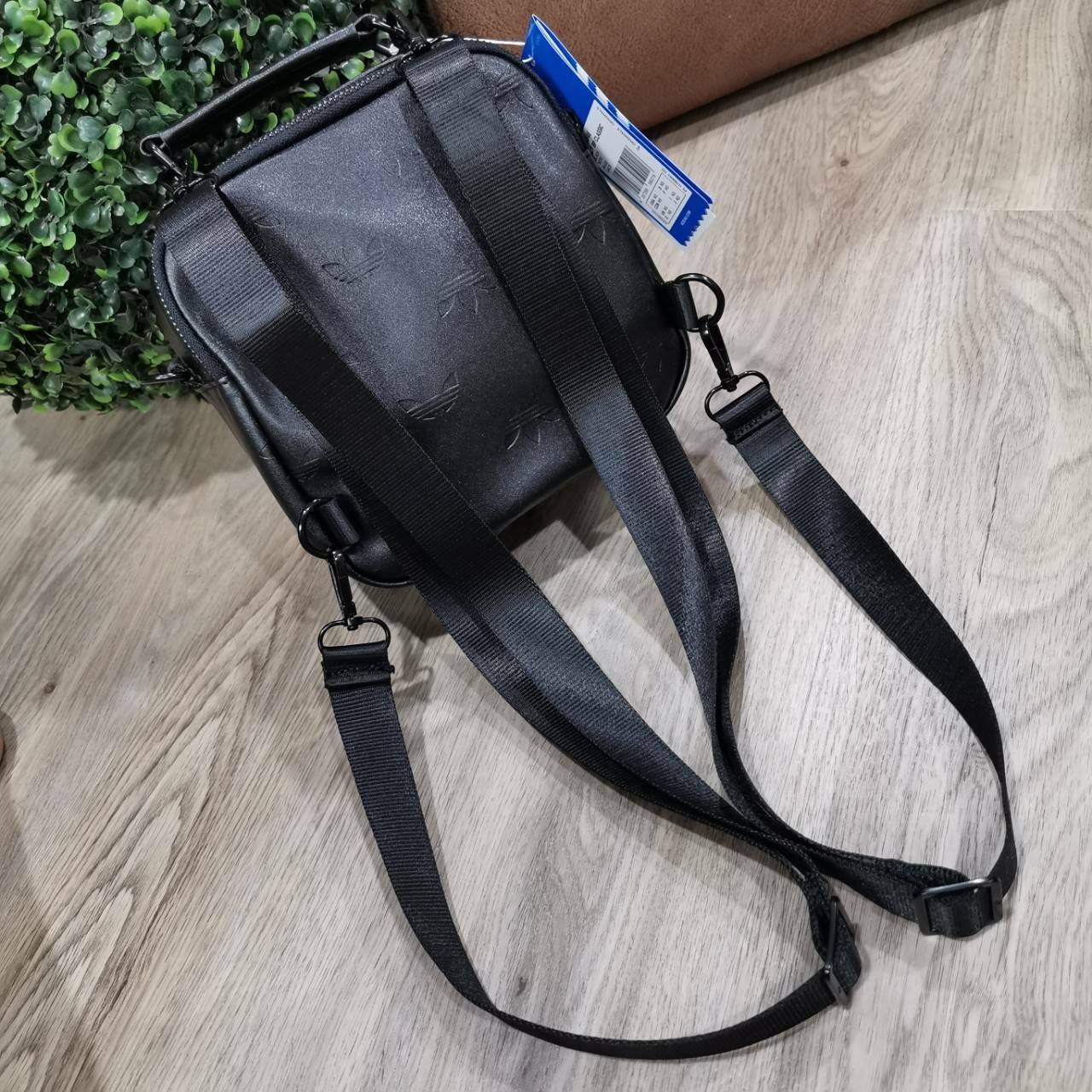 ADIDAS 2WAYS TOP HANDLE BAG กระเป๋าถือเเละสะพายเป้แบบ 2Ways ดีไซน์ทรงเหลี่ยมขนาดกำลังดีิ น้ำหนักเบา วัสดุหนังเรียบสวยสีดำปั้มโลโก้แบรนด์รอบใบ หูจับถนัดมือ มีช่องหลัก2ช่องแยกเป็นสัดส่วน เปิดปิดด้วยซิปสะดวกใช้ หัวซิปแบรนด์ ภายในมีโลโก้ มีสายสะพาย2เส้น สายถอ