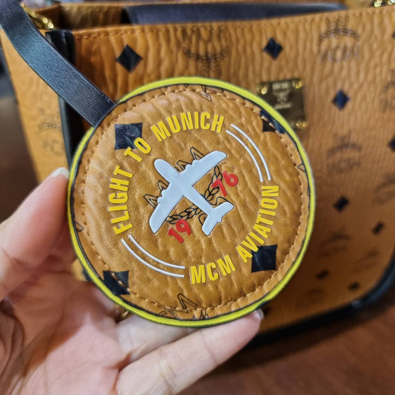 M.C.M KLASSIK LIMITED TOTE IN LEATHER BLOCK กระเป๋าโท้ท รุ่นลิมิเต็ดที่ทำเฉลิมฉลองวันครบรอบแบรนด์ ถือเป็นรุ่นที่หายากมาก ได้มารอบนี้รอบเดียวจ้า โท้ทสวยอยู่ทรง ขนาดกำลังดี พิเศษมากมาพร้อมสายหนังห้อย เข้าเซ็ท และสายสะพายสปอร์ต ถอดได้ ปรับได้ตามตัว รุ่นนี้หน