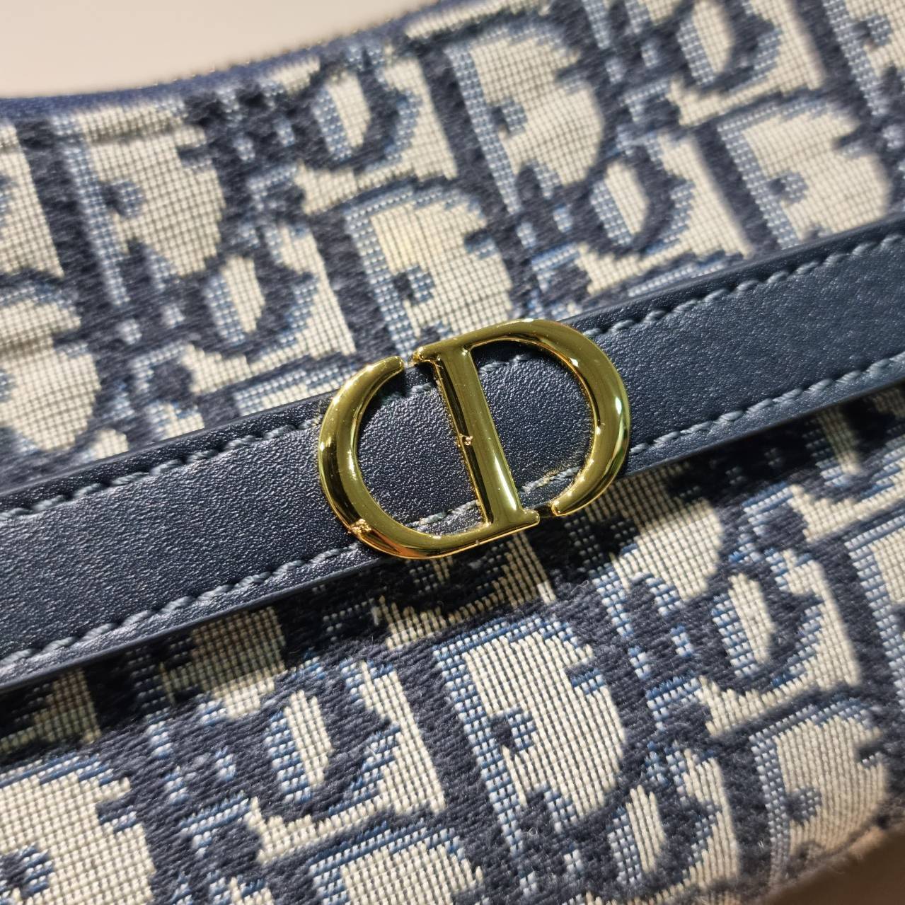 DIOR 30 MONTAIGNE CIGALE MINI BAG ใหม่ล่าสุด กับกระเป๋าสะพายโฮโบมินิไซส์ ที่ไม่ได้เล็กอย่างที่คิด เพราะใบนี้สามารถใส่ของสำคัญได้ครบ ดีไซน์สวยคลาสสิค เรียบแต่โก้ น้อยแต่หรูหรา ใช้งานด้วยซิปรูดใช้งานง่าย