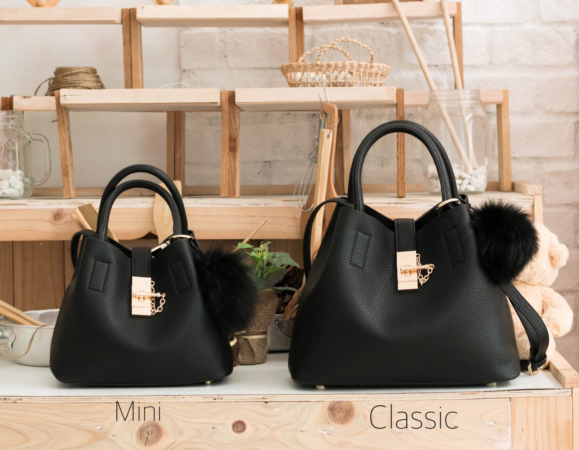 New arrival • KEEP LALA BAG • พร้อมส่ง 2 ขนาด ตามการใช้งาน 👑สวย หรู เวอร์วัง อีกแล้วค่า กับกระเป๋า 2 in 1 ปรับเก็บทรง ได้ถึง 2 แบบ มาพร้อมพวงกุญแจ ปอมปอม ฟรุ้งฟริ้ง น่ารักมาก คะ ตัวกระเป๋าเป็นหนังเนื้อดีที่สุด เนื้อนิ่ม ลายหนังสวย มีกระเป๋าใบเล็กด