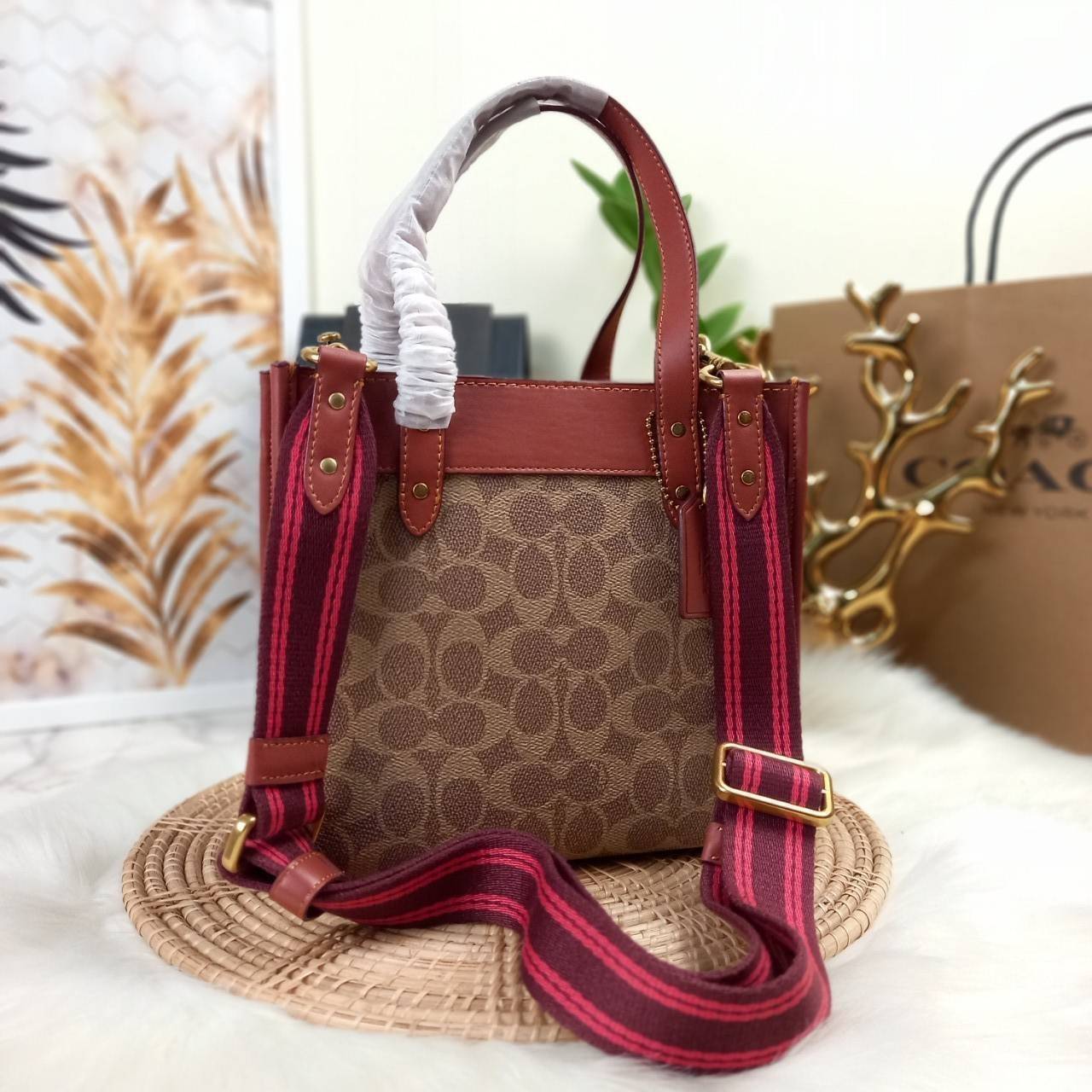 COACH FIELD TOTE 22 WITH HORSE AND CARRIAGE PRINT (C3866)ðāļāļĢāļ°āđāļāđāļēāļāļ·āļ āļāļĢāļ°āđāļāđāļēāļŠāļ°āļāļēāļĒ Unisex āļāļĢāļ TOTE āļŠāļļāļāļŪāļīāļ āļāļĩāđāļŪāļīāļāļāļąāļāļĄāļēāļāļāļąāđāļāļāļēāļĒāđāļĨāļ°āļŦāļāļīāļ// āļ§āļąāļŠāļāļļāļŦāļāļąāļāđāļāļāļ§āļēāļŠāļāļļāļāļ āļēāļ āļāļŠāļĄāļŦāļāļąāļāđāļāđāļāļĒāđāļēāļāļāļĩ āļāļĒāļđāđāļāļĢāļ āļŠāļļāļāļŠāļ§āļĒ āđāļāļāđāļāđāļāļāđāļ§āļĒāļĨāļēāļĒ C Signature āļāļĩāđāđāļāđāļāđāļāļāļĨāļąāļāļĐāļāđ// āļāđāļēāļāđāļāđāļĨāđāļāļāļ§