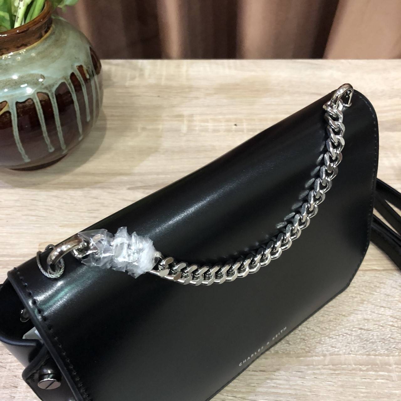 Charles&keith push-lock chain shoulder bag กระเป๋าถือหรือสะพาย ขนาดกำลังดี เนื้อเรียบ อยู่ทรงสวย ประดับด้วยหมุดด้านข้าง เปิดปิดแบบดันล็อค ภายในมีช่องใส่บัตร โล่งกว้าง จุของได้เยอะ มาพร้อมสายสะพายยาวสามารถถอดออกได้ปรับระดับได้ จะถือหรือสะพายก็สวยเก๋ ไปได้ท