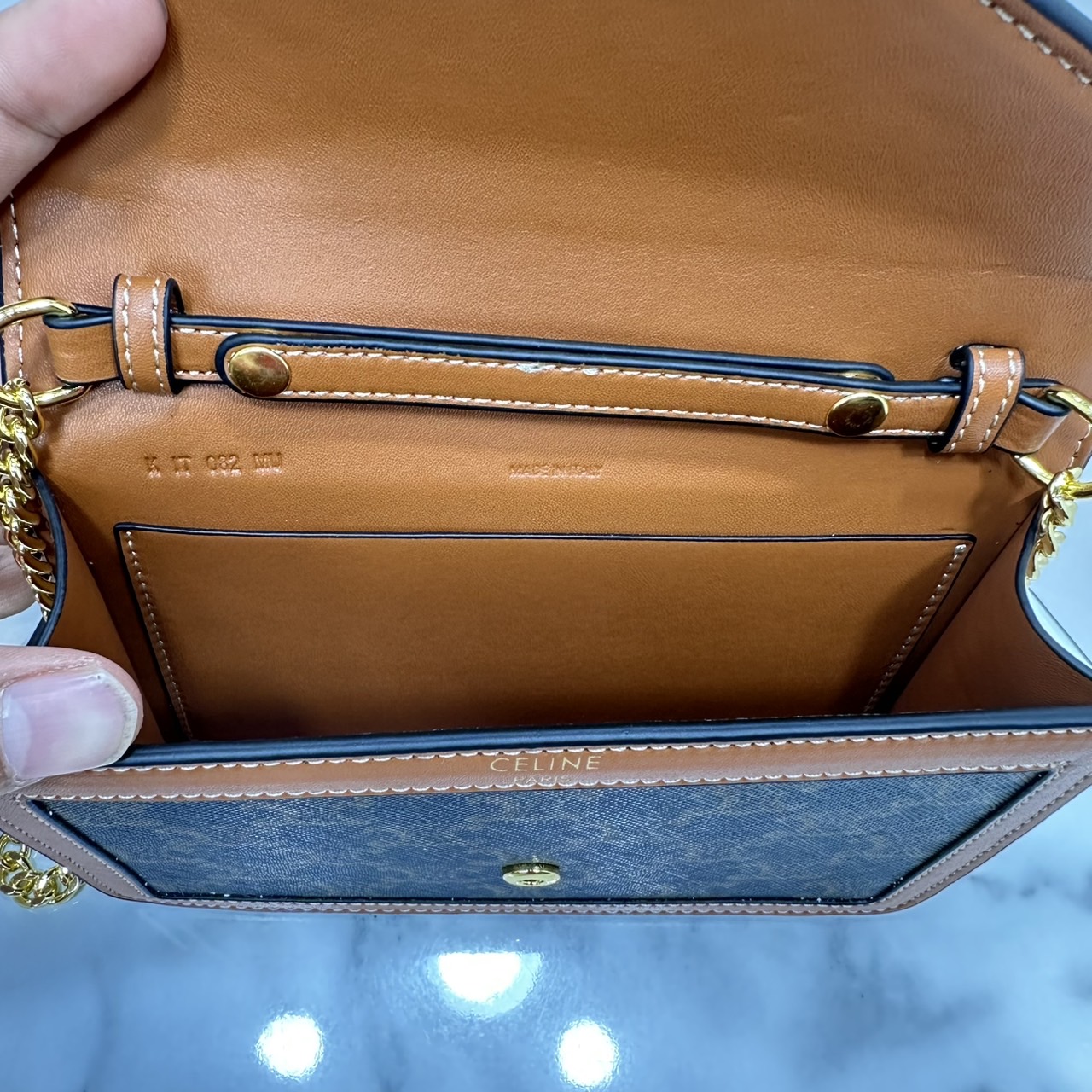 ORI หนังแท้ | CELINE WALLET ON CHAIN MARGO IN TRIOMPHE กระเป๋าสะพายสวยอยู่ทรงตั้งได้ รูปทรงย้อนยุคสไตล์วินเทจลัคชู ดีไซน์เอกลักษณ์ ขนาดกำลังดี