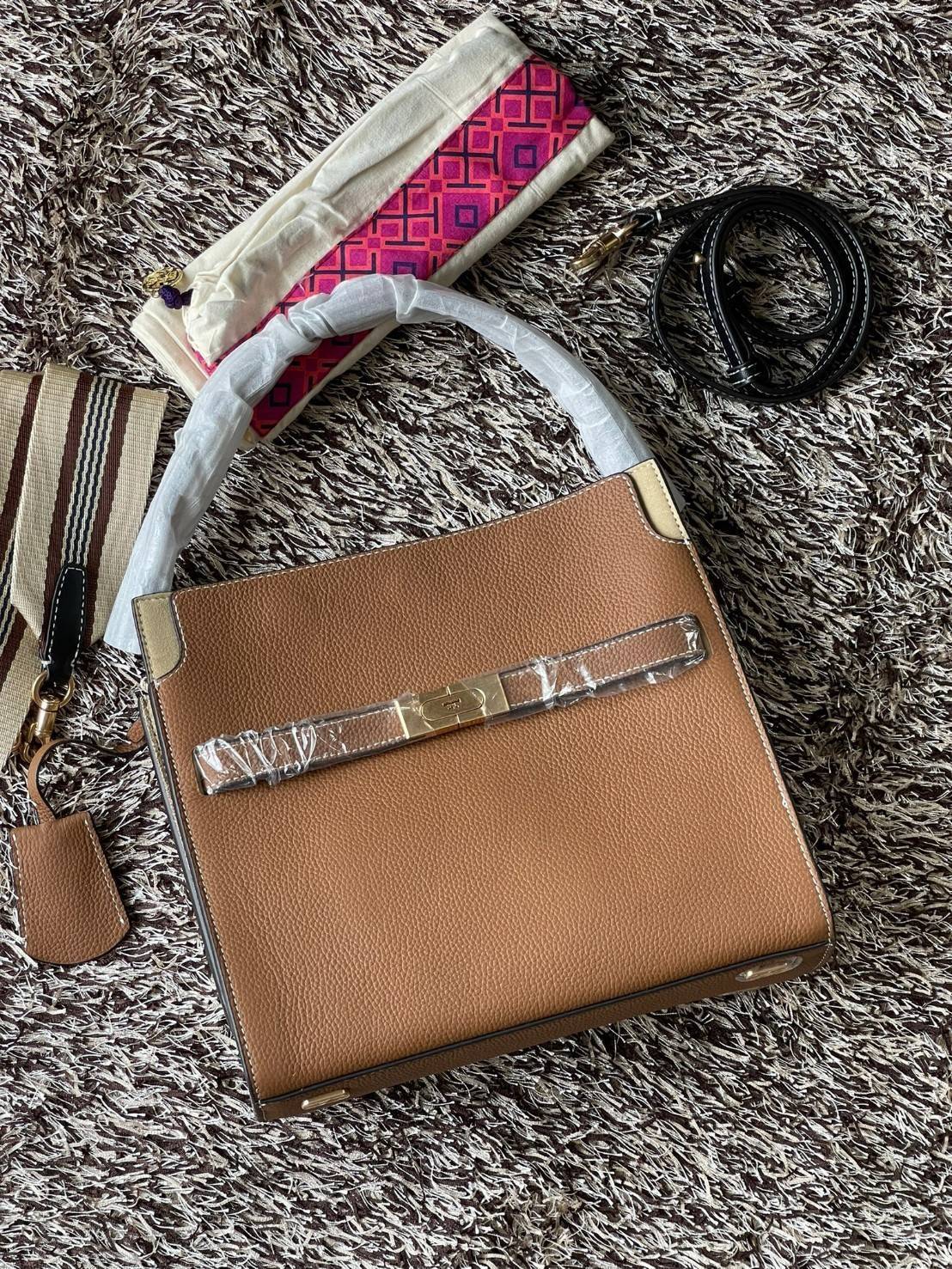 Tory burch lee radziwill pebbled small double bag กระเป๋า Lee Radziwill Double Bag สุดหรู ที่คำนึงถึงการเลเยอร์หนังและหนังกลับอย่างประณีตลงไปในงานดีไซน์ สามารถปรับปากกระเป๋าได้ 3 แบบตามต้องการ พร้อมนำเอาความเป็น American Luxury มาตีความใหม่ผ่านแง่มุมของคว