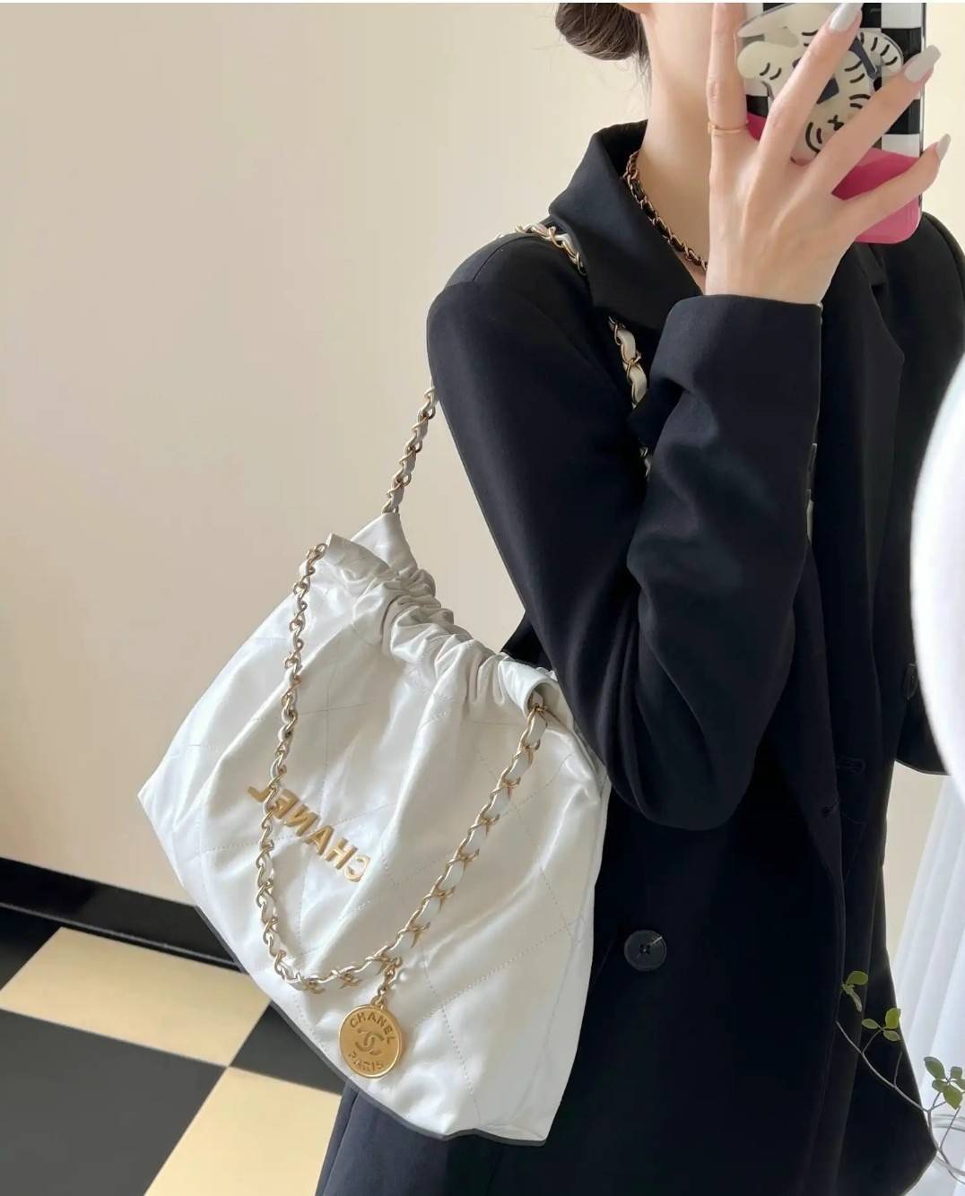 Chanel 22 horizontal bag แรงเกินต้านที่สุดกับไอเท็มนี้ ที่สาวๆหรือใครๆก็ต้องมี มาในไซส์ใหญ่ รูปทรงใช้ง่ายขึ้น แต่ยังจุได้หนักๆเหมือนเดิม ดูหรูหรา เกินเรื่องที่สุด